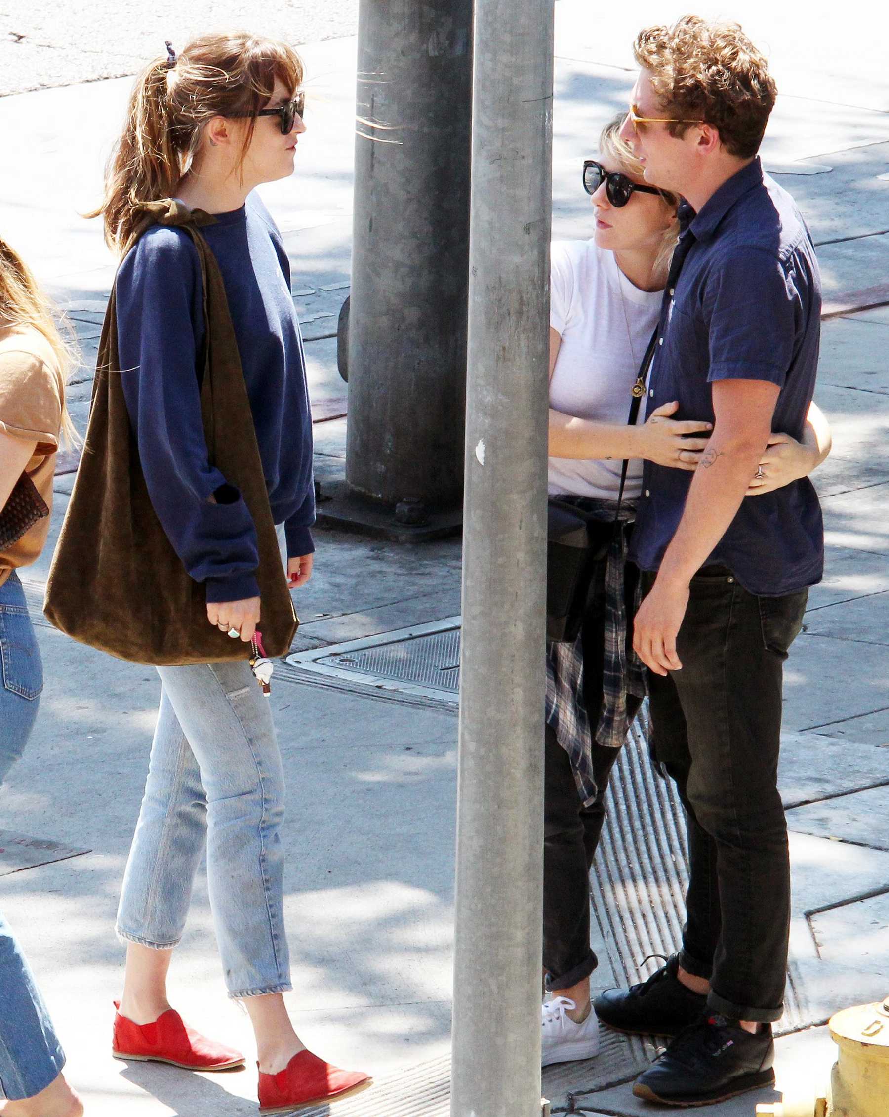 Dakota_Johnson_-_Goes_for_lunch_and_shopping_in_Los_Angeles_on_August_22-10.jpg