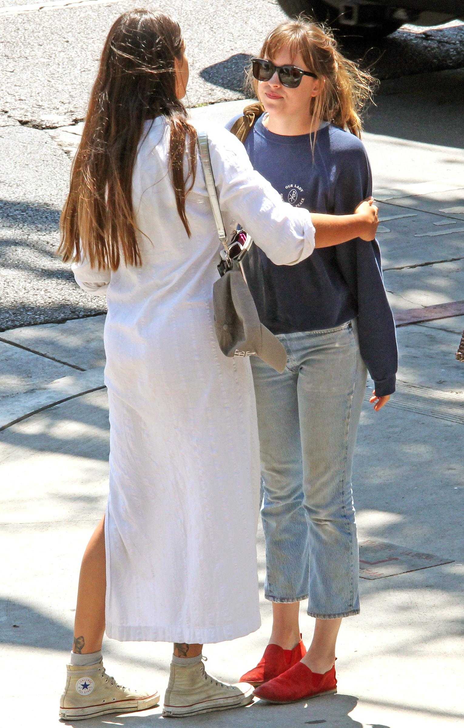 Dakota_Johnson_-_Goes_for_lunch_and_shopping_in_Los_Angeles_on_August_22-12.jpg