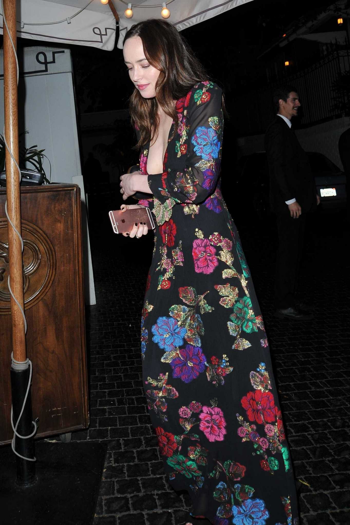 Dakota_Johnson_-_Leaving_the_Chateau_Marmont_in_West_Hollywood_on_March_25-12.jpg
