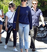 Dakota_Johnson_-_Goes_for_lunch_and_shopping_in_Los_Angeles_on_August_22-01.jpg