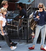 Dakota_Johnson_-_Goes_for_lunch_and_shopping_in_Los_Angeles_on_August_22-02.jpg