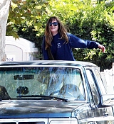 Dakota_Johnson_-_Goes_for_lunch_and_shopping_in_Los_Angeles_on_August_22-05.jpg