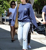 Dakota_Johnson_-_Goes_for_lunch_and_shopping_in_Los_Angeles_on_August_22-09.jpg