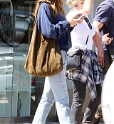Dakota_Johnson_-_Goes_for_lunch_and_shopping_in_Los_Angeles_on_August_22-16.jpg