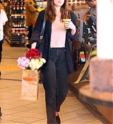 Dakota_Johnson_-_leaving_Erewhon_grocery_store_in_Los_Angeles_on_May_15-09.jpg
