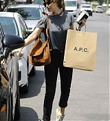 Goes_shopping_at_the_Los_Angeles_A_P_C__store_-_April_264.jpg