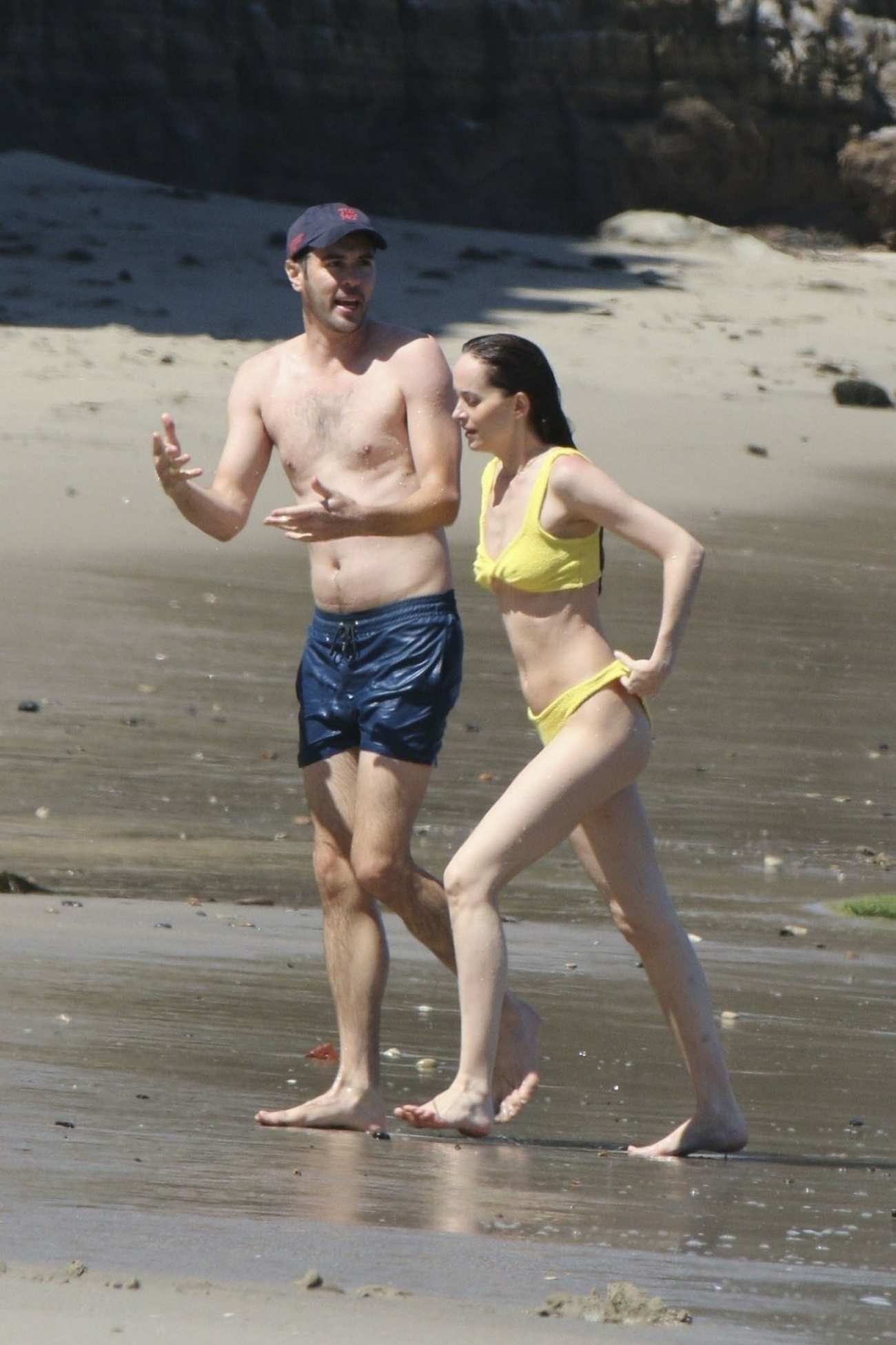 5BMQ5D_Dakota_Johnson___Bikini_in_Malibu_06232024_19.jpg 5BMQ5D_Dakota_Johnson___Bikini_in_Malibu_06232024_19.jpg