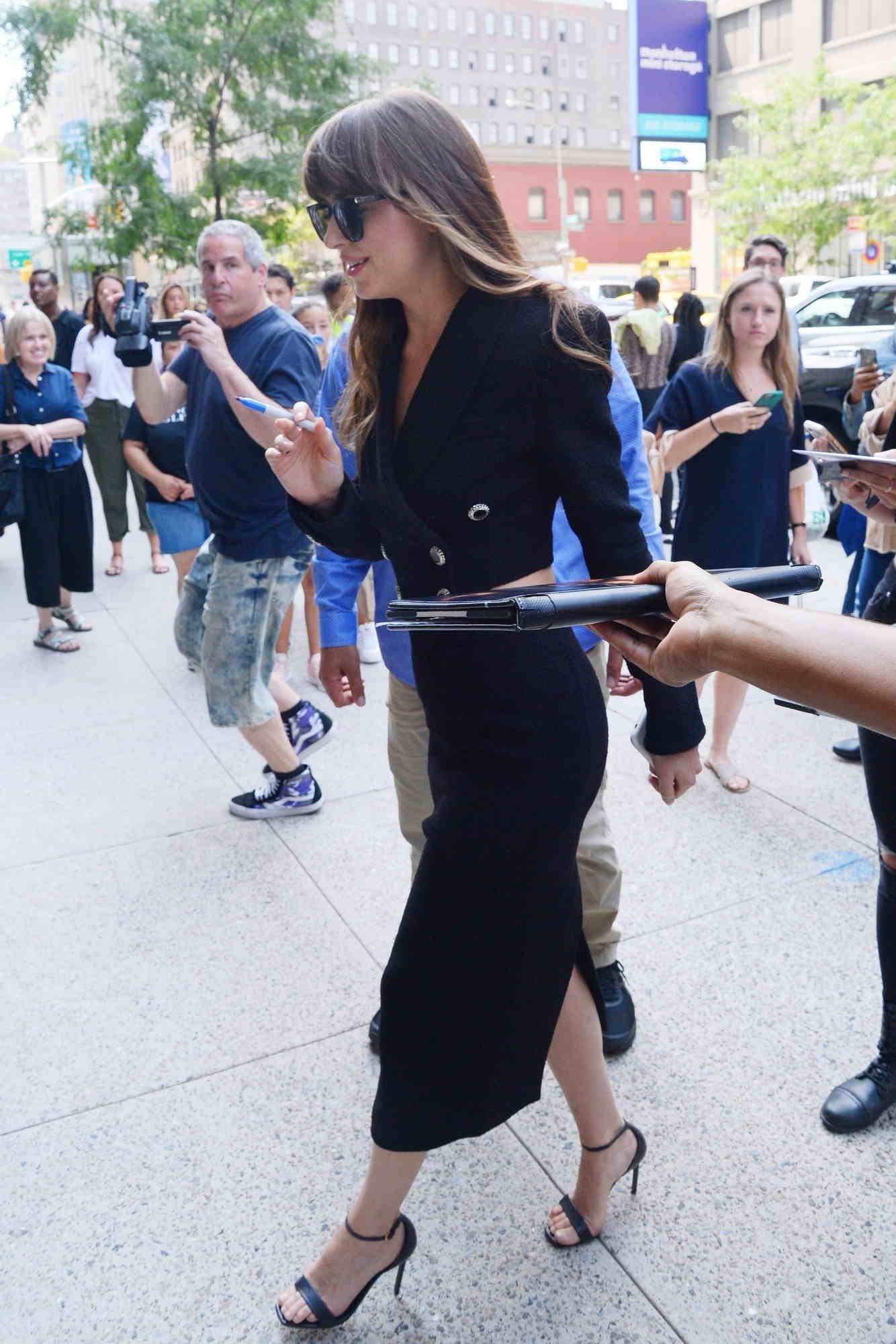 Arrives_to_a_radio_station_in_New_York_-_August_74.jpg