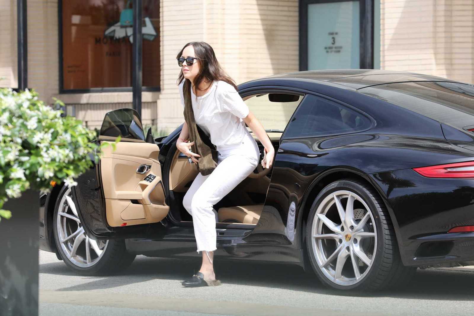 Arriving_At_Barneys_New_York_In_Beverly_Hills_-_April_25-02.jpg