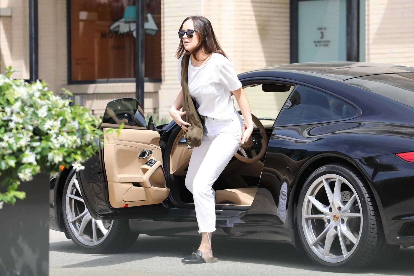 Arriving_At_Barneys_New_York_In_Beverly_Hills_-_April_25-11.jpg