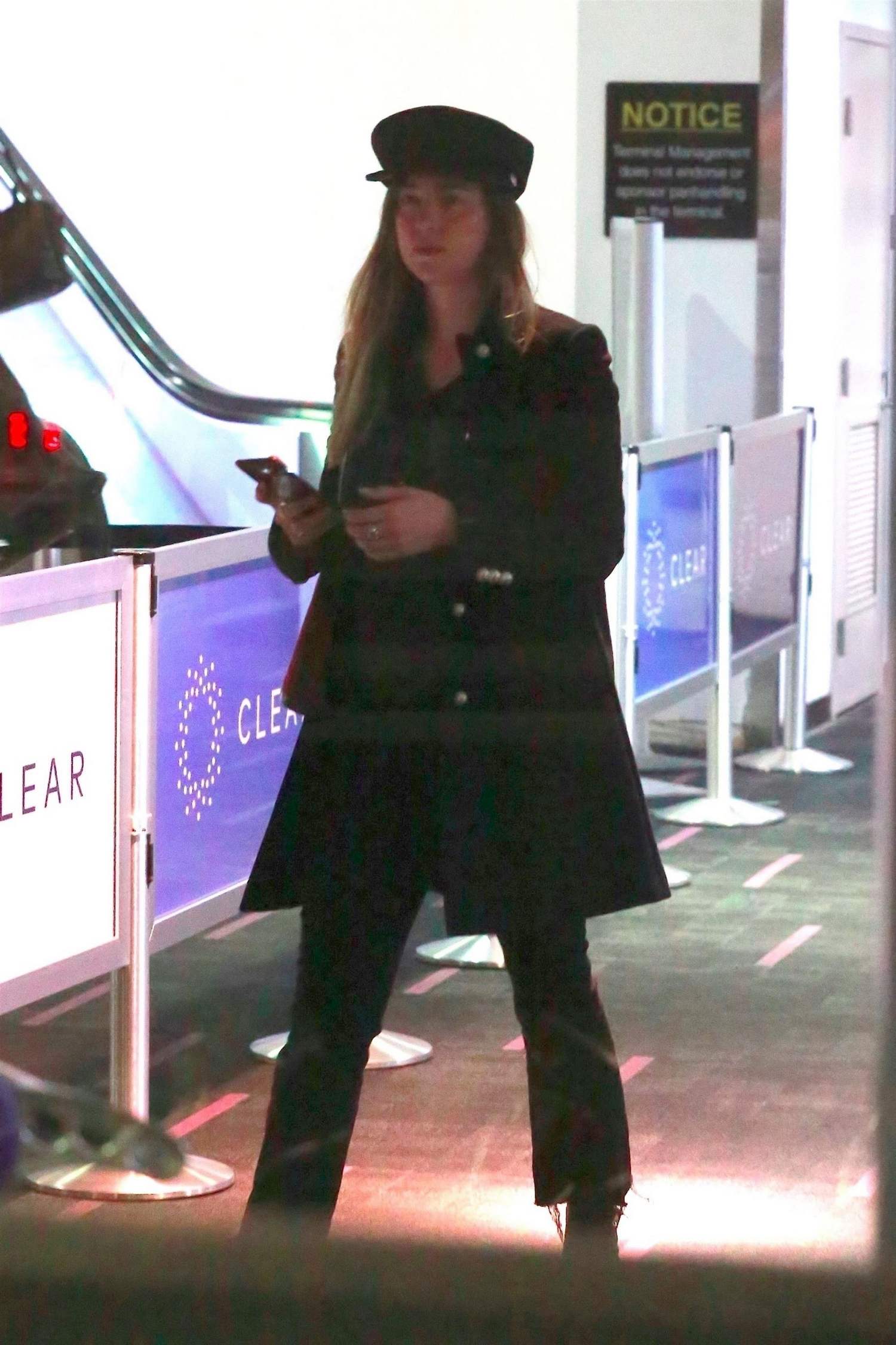 Arriving_at_LAX_Airport_-_December_13-04.jpg