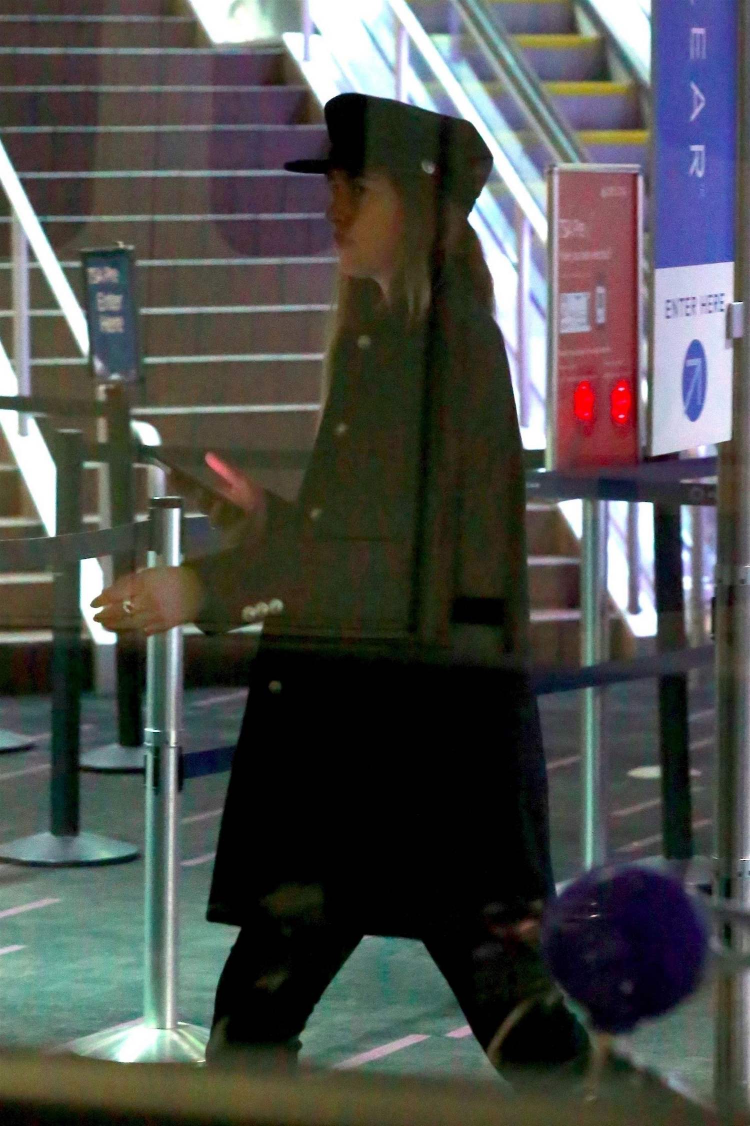 Arriving_at_LAX_Airport_-_December_13-06.jpg