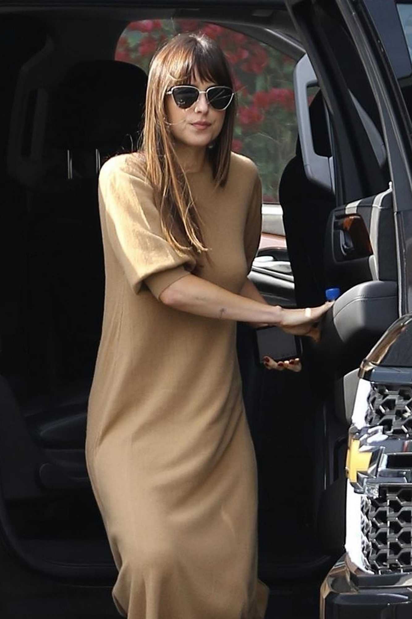 Arriving_at_a_studio_in_Hollywood_-_November_172.jpg