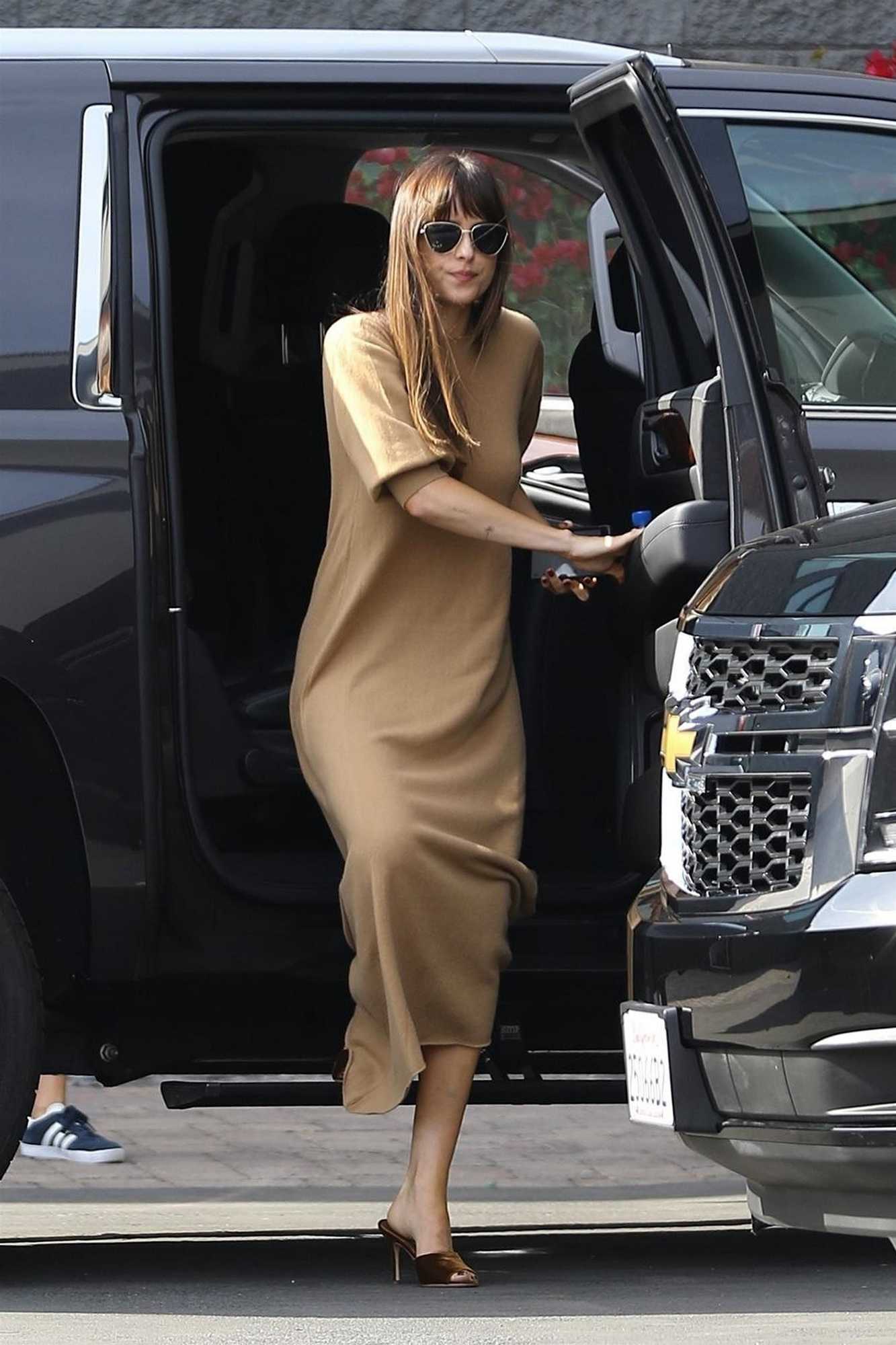 Arriving_at_a_studio_in_Hollywood_-_November_173.jpg