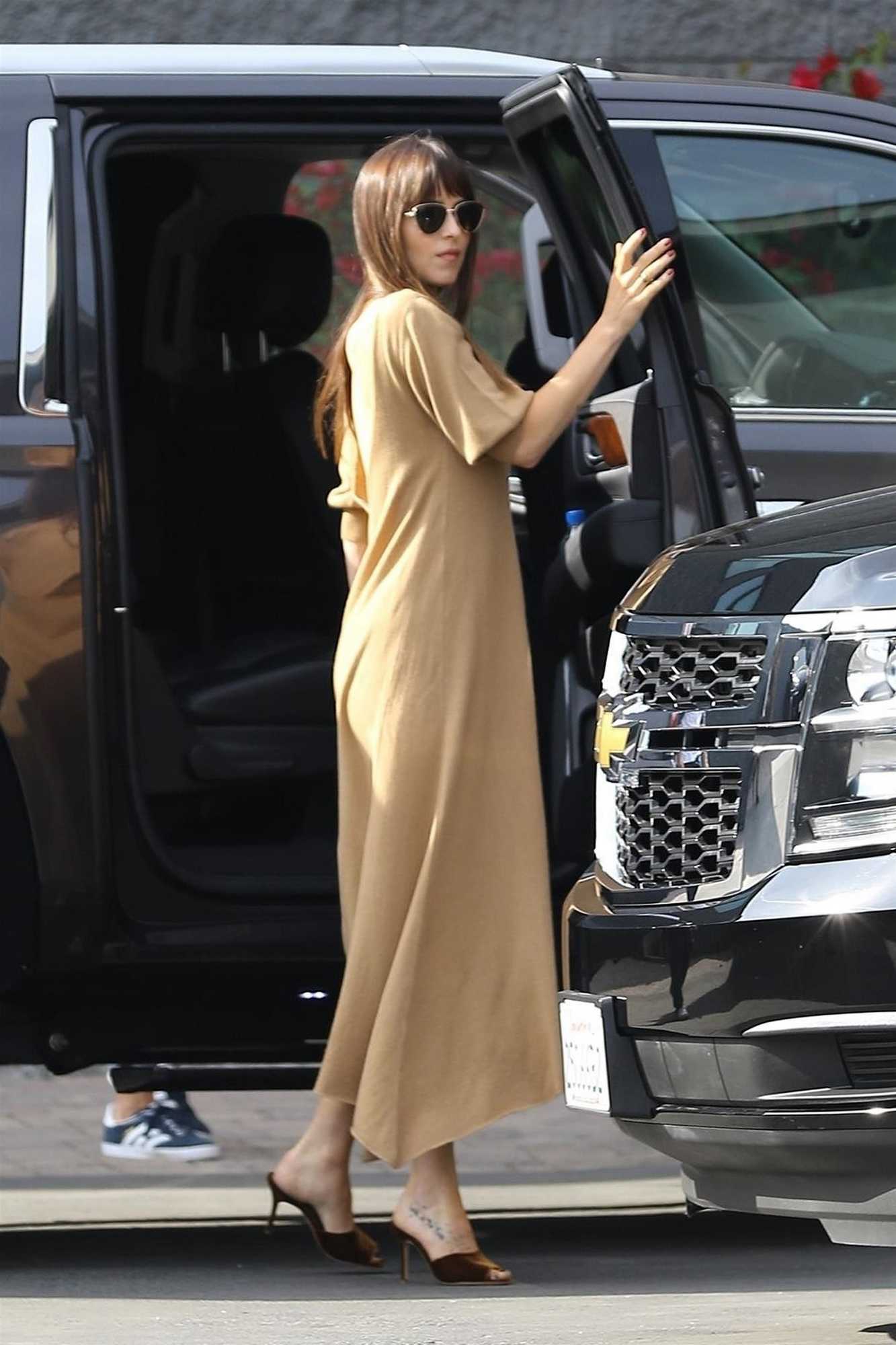 Arriving_at_a_studio_in_Hollywood_-_November_175.jpg