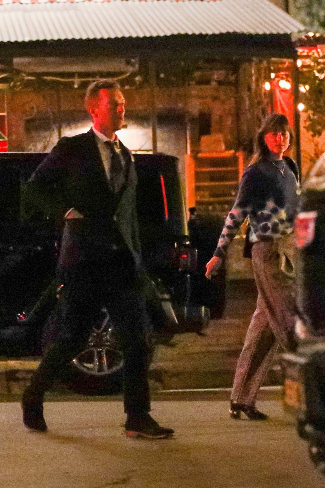 At_an_Italian_Restaurant_in_LA_with_Chris_Martin_-_January_29-03.jpg