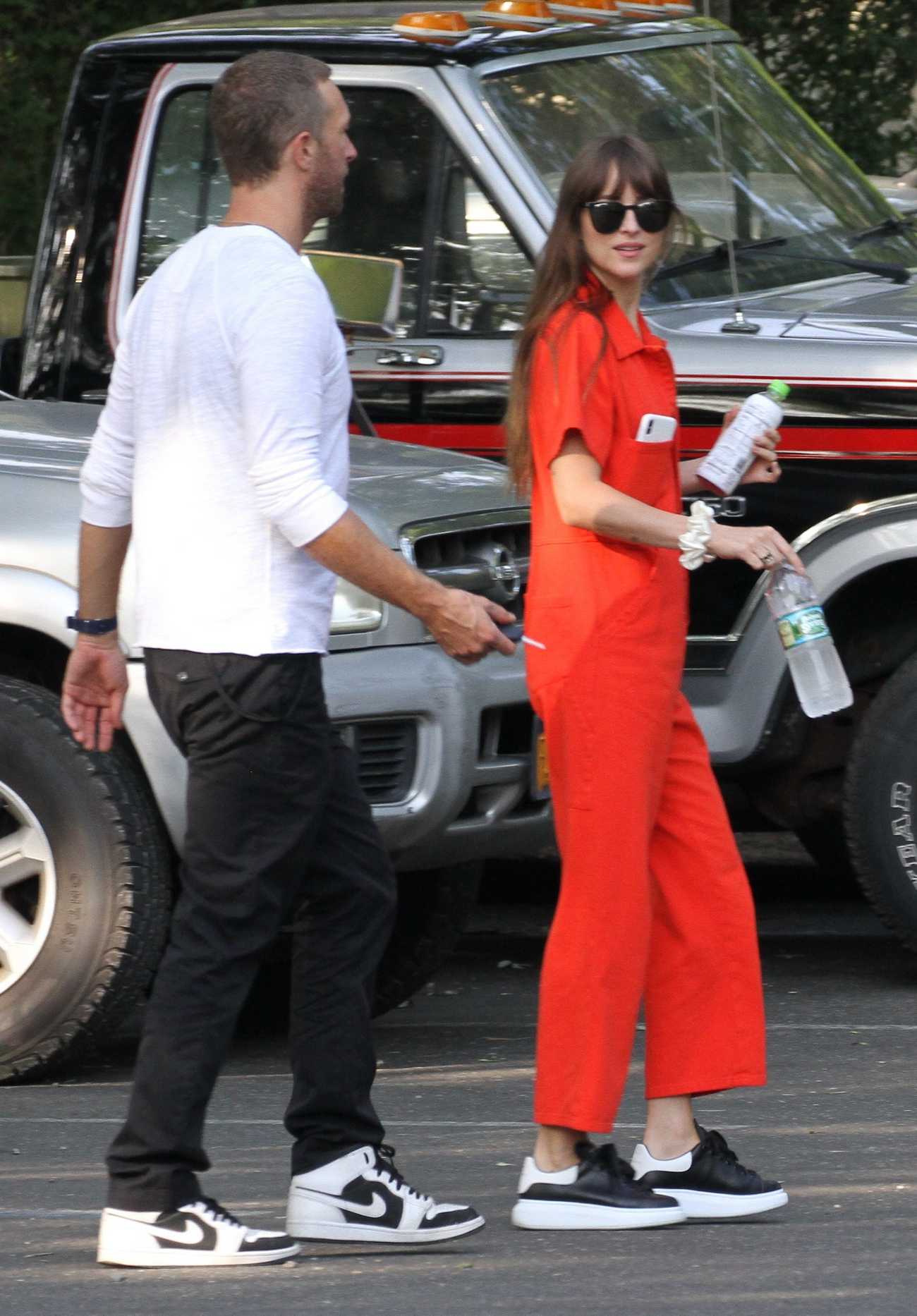 Chris_Martin_And_Dakota_Spotted_Having_Lunch_In_The_Hampton_s_08052019-01.jpg Chris_Martin_And_Dakota_Spotted_Having_Lunch_In_The_Hampton_s_08052019-01.jpg