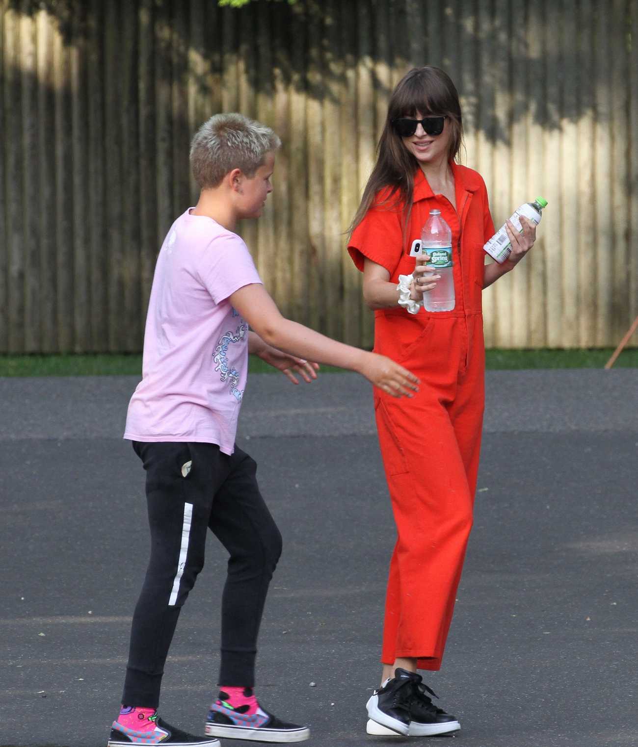 Chris_Martin_And_Dakota_Spotted_Having_Lunch_In_The_Hampton_s_08052019-06.jpg Chris_Martin_And_Dakota_Spotted_Having_Lunch_In_The_Hampton_s_08052019-06.jpg