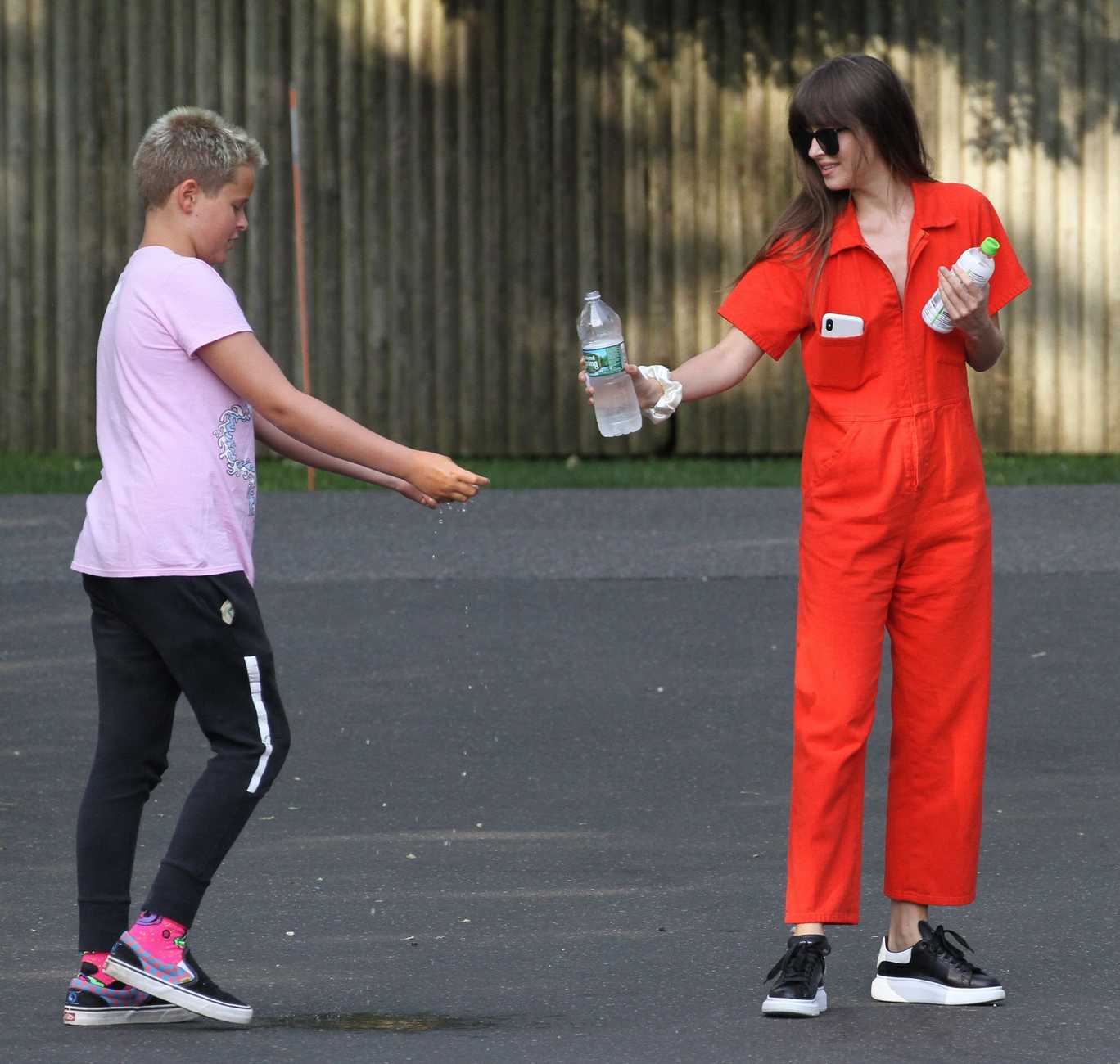 Chris_Martin_And_Dakota_Spotted_Having_Lunch_In_The_Hampton_s_08052019-07.jpg Chris_Martin_And_Dakota_Spotted_Having_Lunch_In_The_Hampton_s_08052019-07.jpg