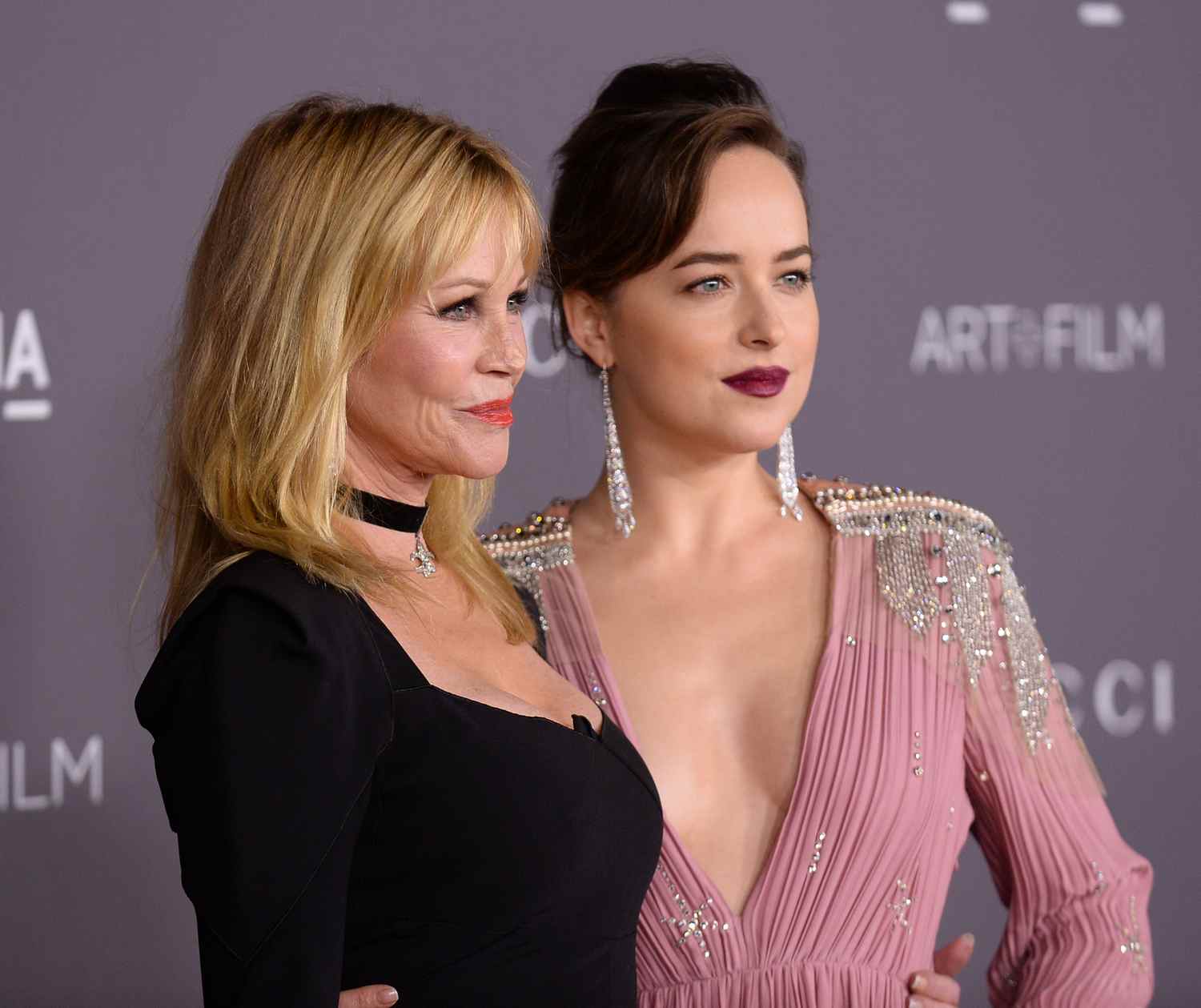 Dakota_Johnson_-_2017_LACMA_Art_2B_Film_Gala_-_Nov_4_281029.jpg