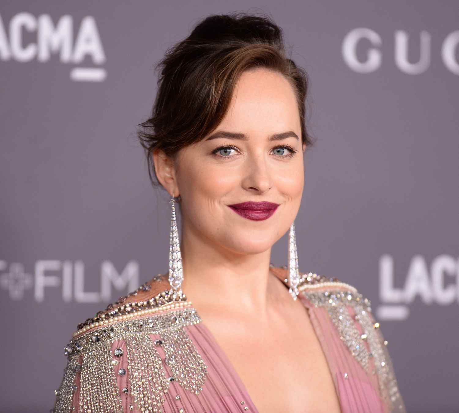 Dakota_Johnson_-_2017_LACMA_Art_2B_Film_Gala_-_Nov_4_281829.jpg