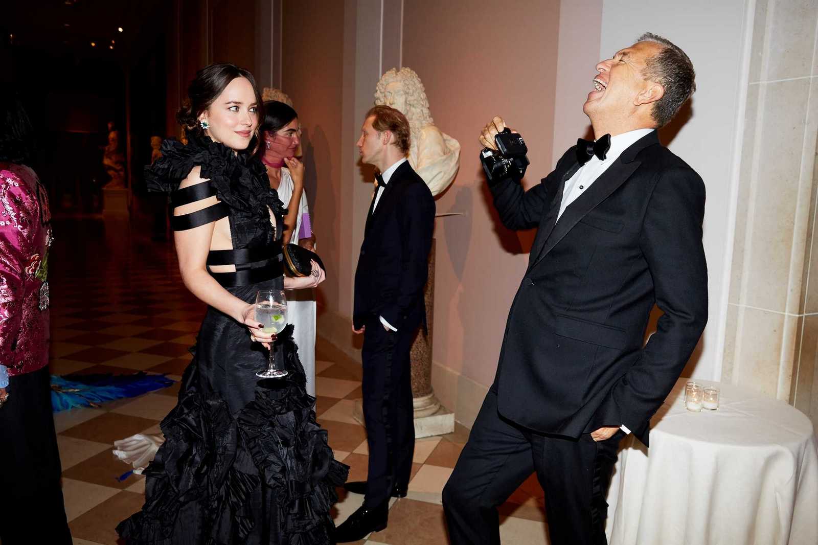 Dakota_Johnson_-_2017_MET_Gala_at_The_Metropolitan_Museum_of_Art_-_May_1-01.jpg Dakota_Johnson_-_2017_MET_Gala_at_The_Metropolitan_Museum_of_Art_-_May_1-01.jpg