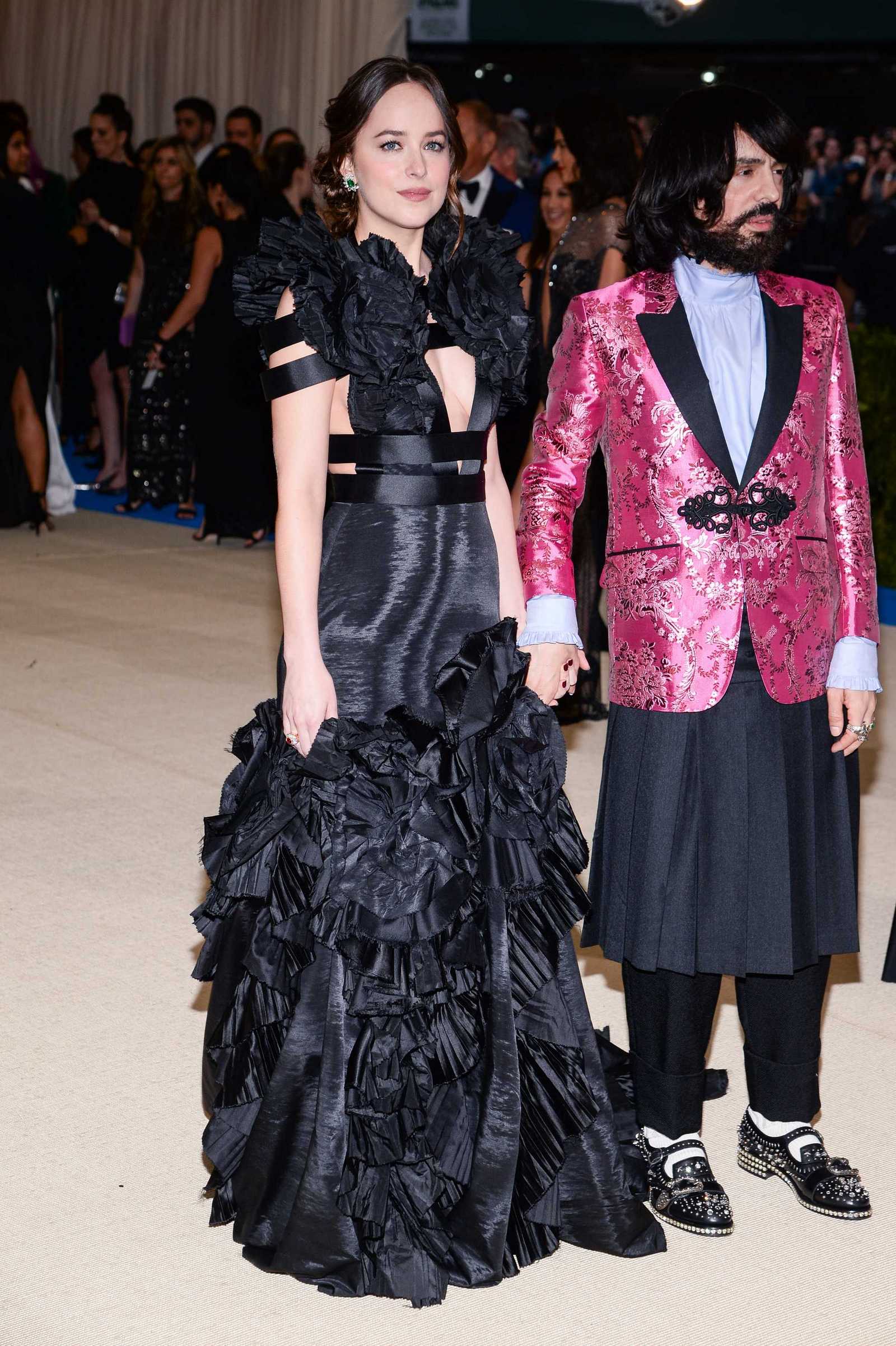 Dakota_Johnson_-_2017_MET_Gala_at_The_Metropolitan_Museum_of_Art_-_May_1-02.jpg Dakota_Johnson_-_2017_MET_Gala_at_The_Metropolitan_Museum_of_Art_-_May_1-02.jpg