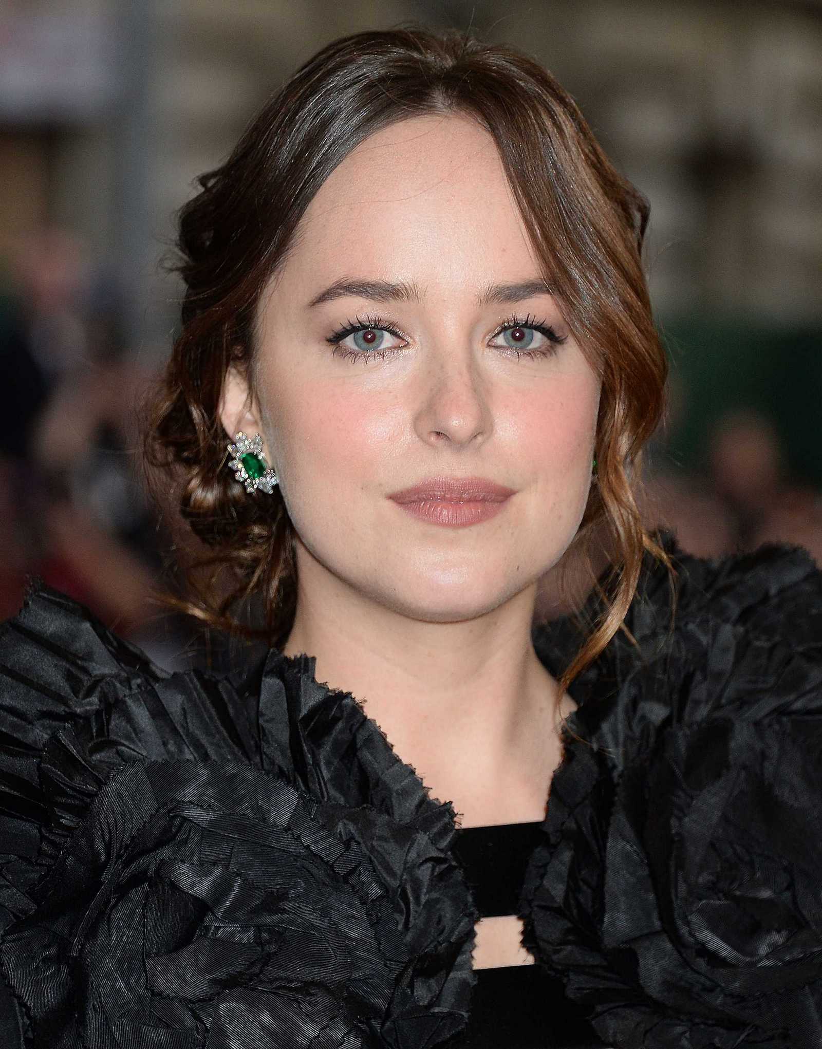 Dakota_Johnson_-_2017_MET_Gala_at_The_Metropolitan_Museum_of_Art_-_May_1-06.jpg Dakota_Johnson_-_2017_MET_Gala_at_The_Metropolitan_Museum_of_Art_-_May_1-06.jpg