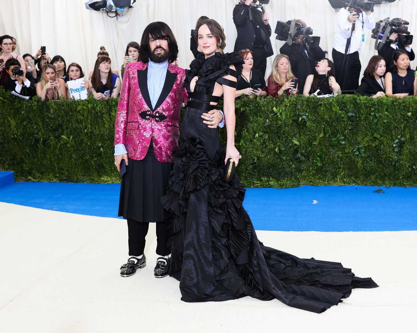 Dakota_Johnson_-_2017_MET_Gala_at_The_Metropolitan_Museum_of_Art_-_May_1-07.jpg Dakota_Johnson_-_2017_MET_Gala_at_The_Metropolitan_Museum_of_Art_-_May_1-07.jpg