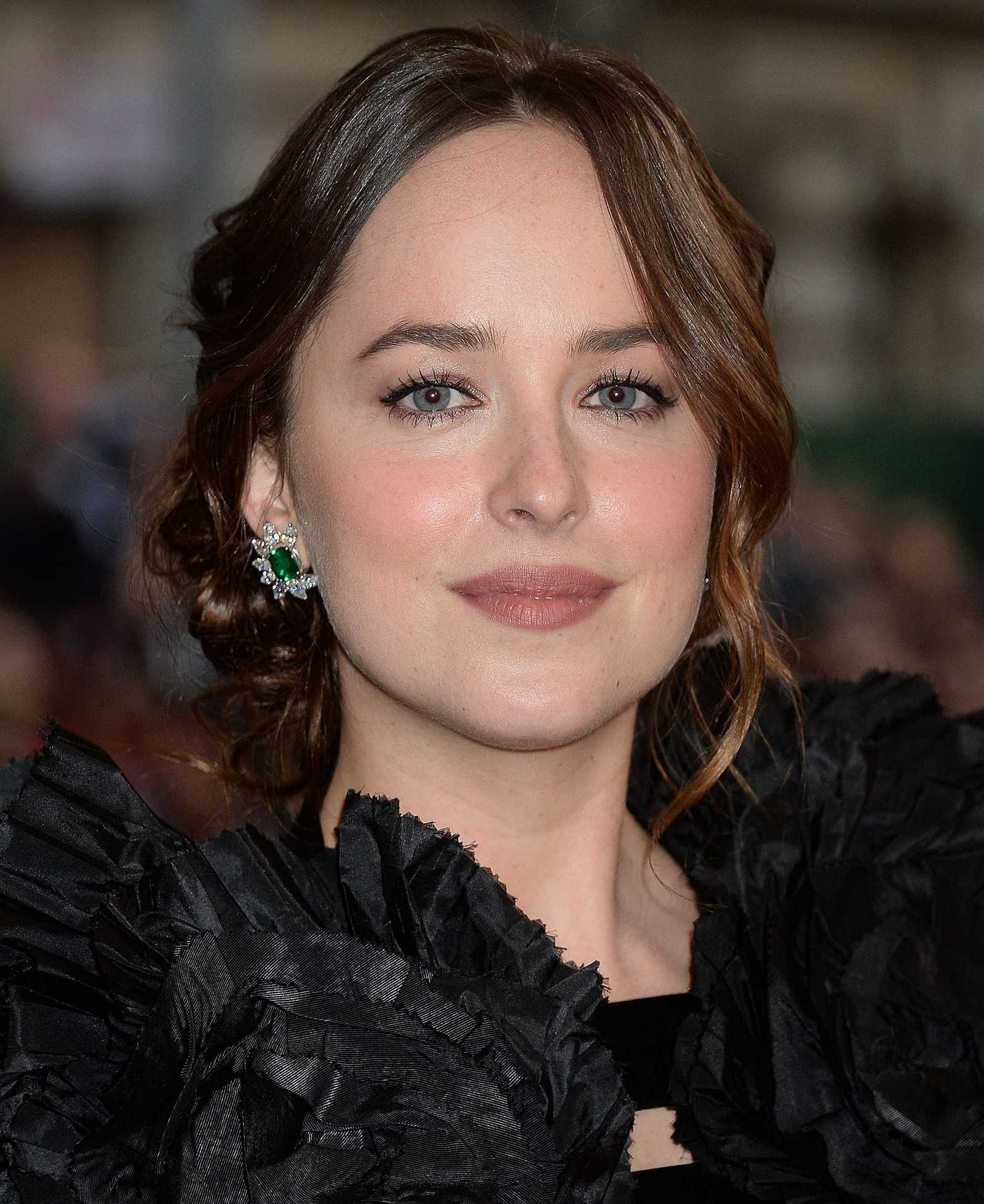 Dakota_Johnson_-_2017_MET_Gala_at_The_Metropolitan_Museum_of_Art_-_May_1-09.jpg Dakota_Johnson_-_2017_MET_Gala_at_The_Metropolitan_Museum_of_Art_-_May_1-09.jpg