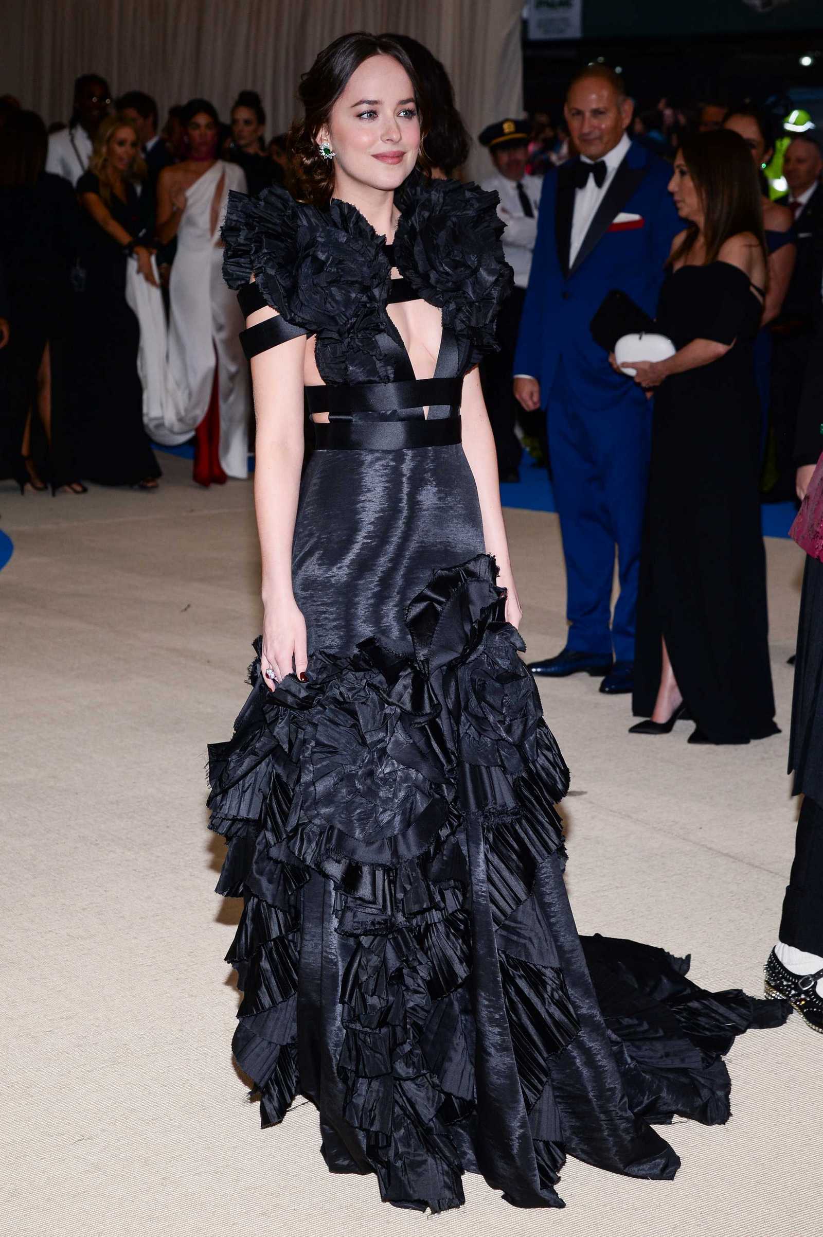 Dakota_Johnson_-_2017_MET_Gala_at_The_Metropolitan_Museum_of_Art_-_May_1-11.jpg
