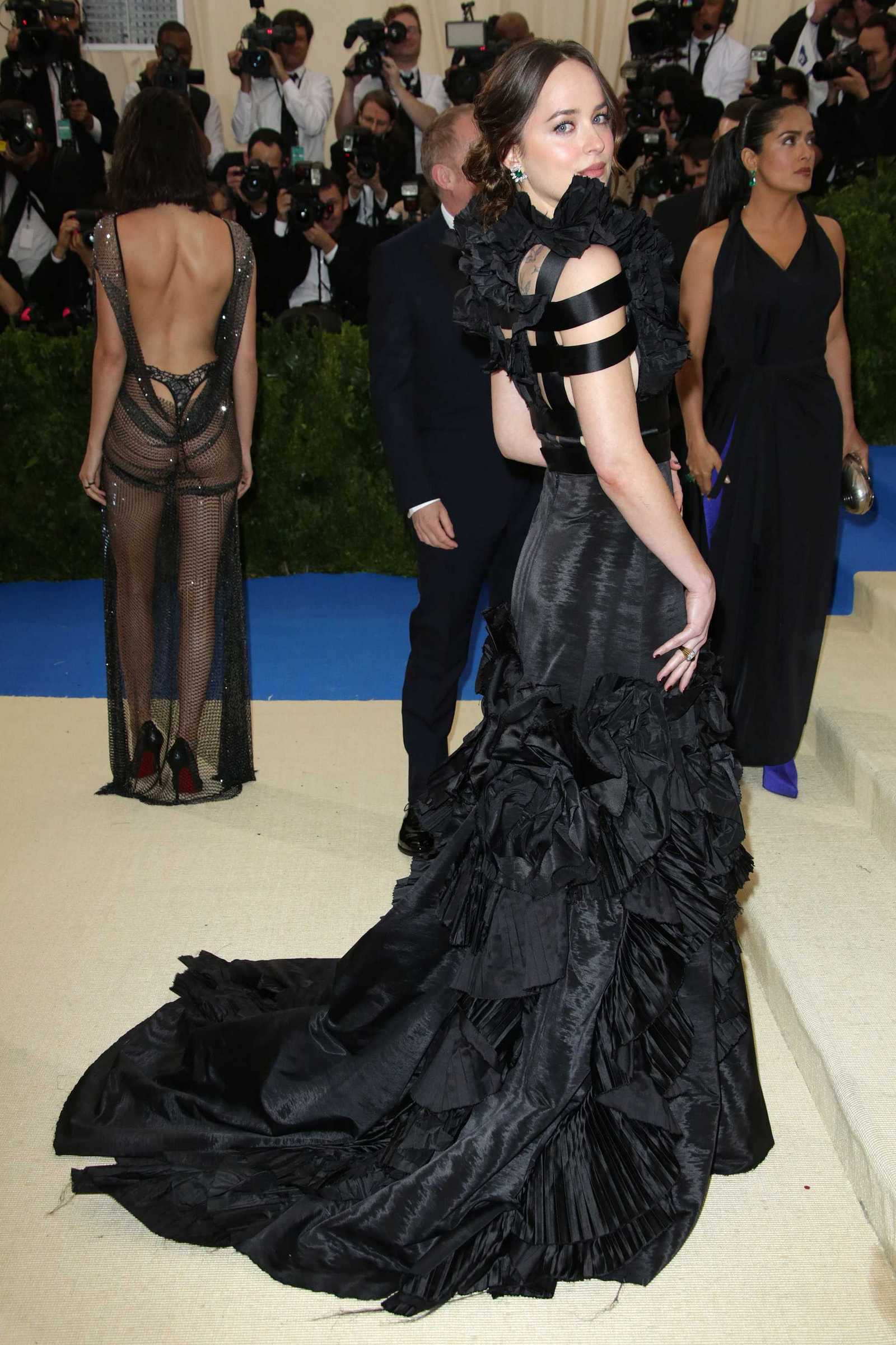 Dakota_Johnson_-_2017_MET_Gala_at_The_Metropolitan_Museum_of_Art_-_May_1-14.jpg Dakota_Johnson_-_2017_MET_Gala_at_The_Metropolitan_Museum_of_Art_-_May_1-14.jpg