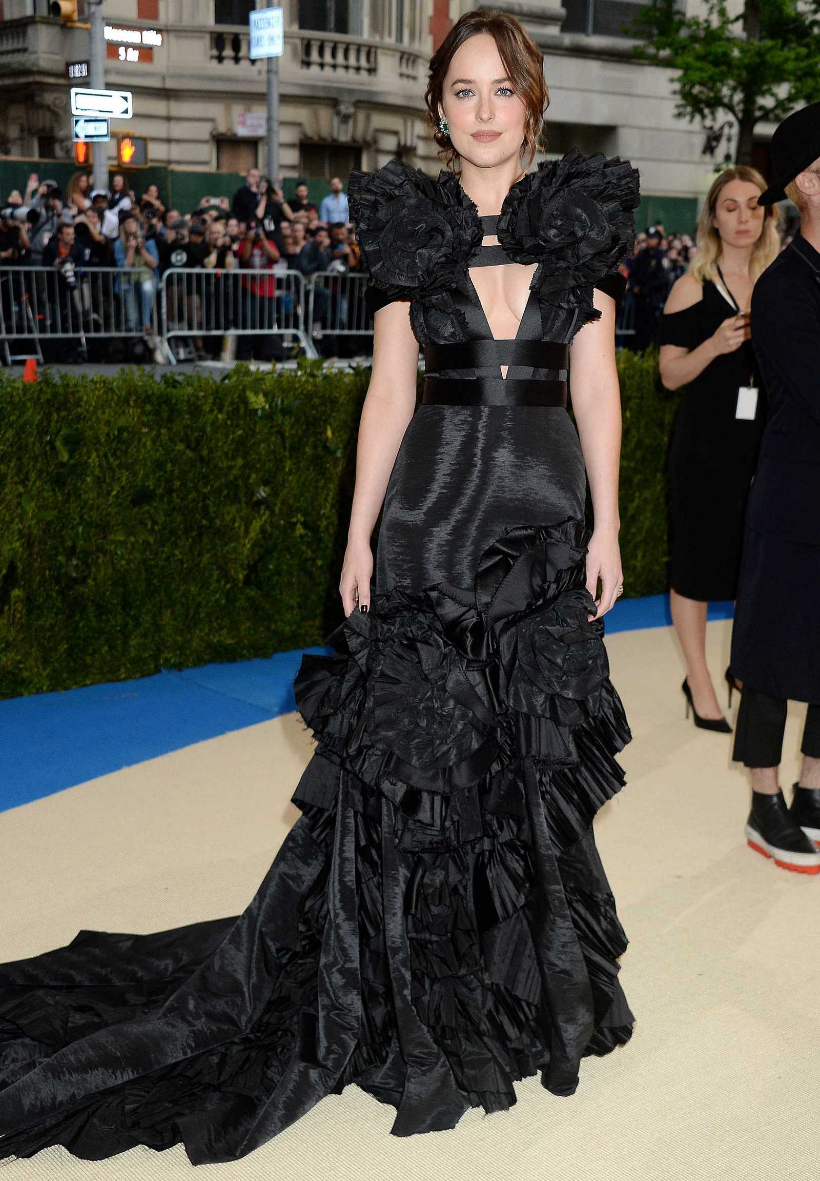Dakota_Johnson_-_2017_MET_Gala_at_The_Metropolitan_Museum_of_Art_-_May_1-17.jpg Dakota_Johnson_-_2017_MET_Gala_at_The_Metropolitan_Museum_of_Art_-_May_1-17.jpg