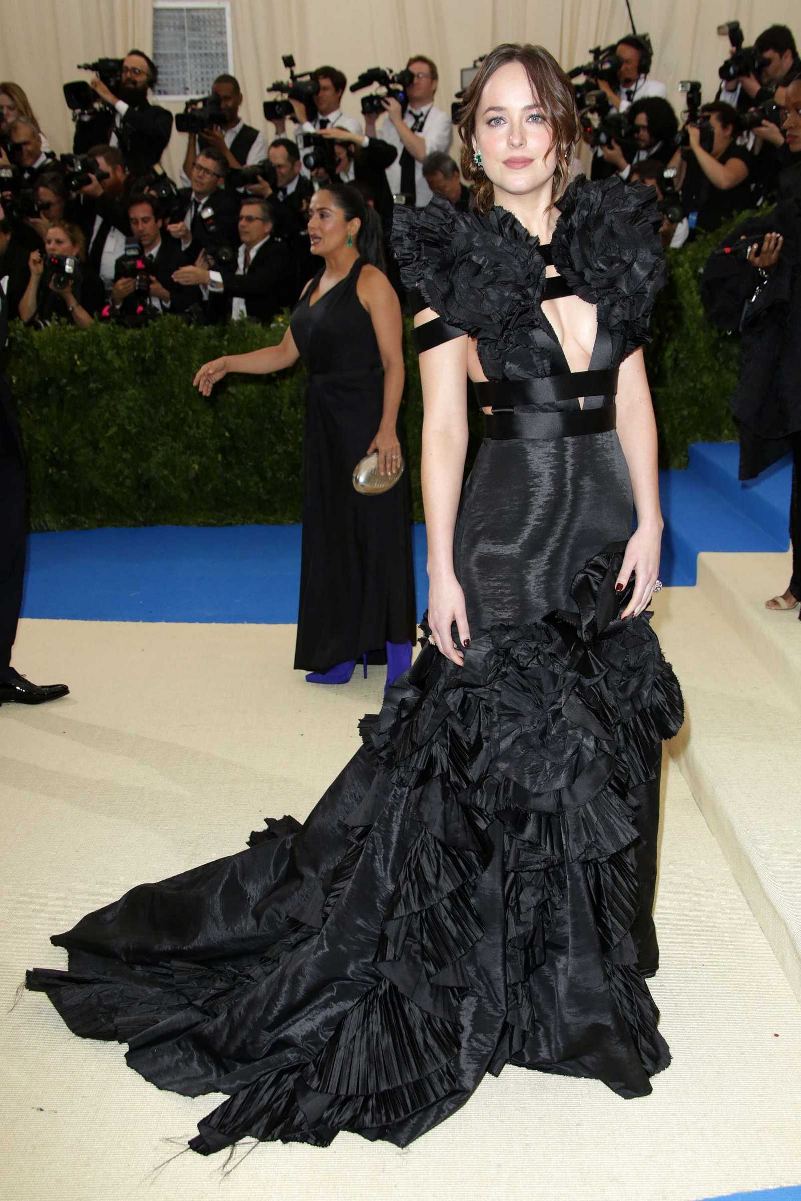 Dakota_Johnson_-_2017_MET_Gala_at_The_Metropolitan_Museum_of_Art_-_May_1-18.jpg