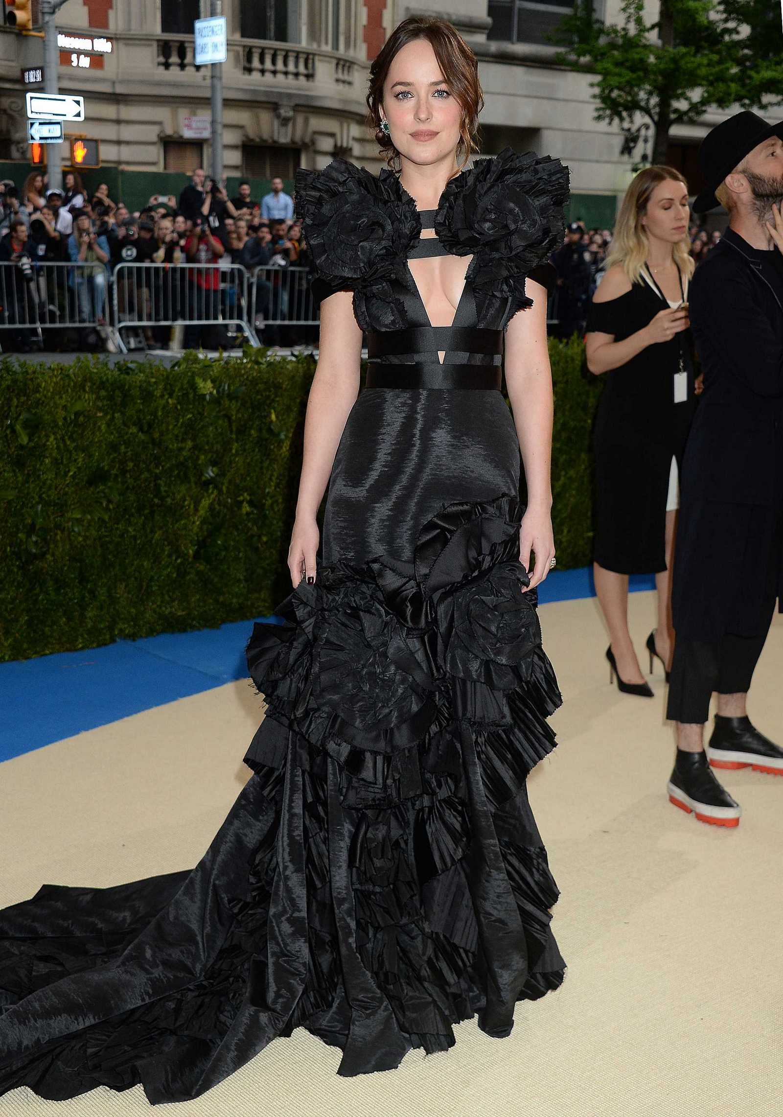 Dakota_Johnson_-_2017_MET_Gala_at_The_Metropolitan_Museum_of_Art_-_May_1-19.jpg Dakota_Johnson_-_2017_MET_Gala_at_The_Metropolitan_Museum_of_Art_-_May_1-19.jpg