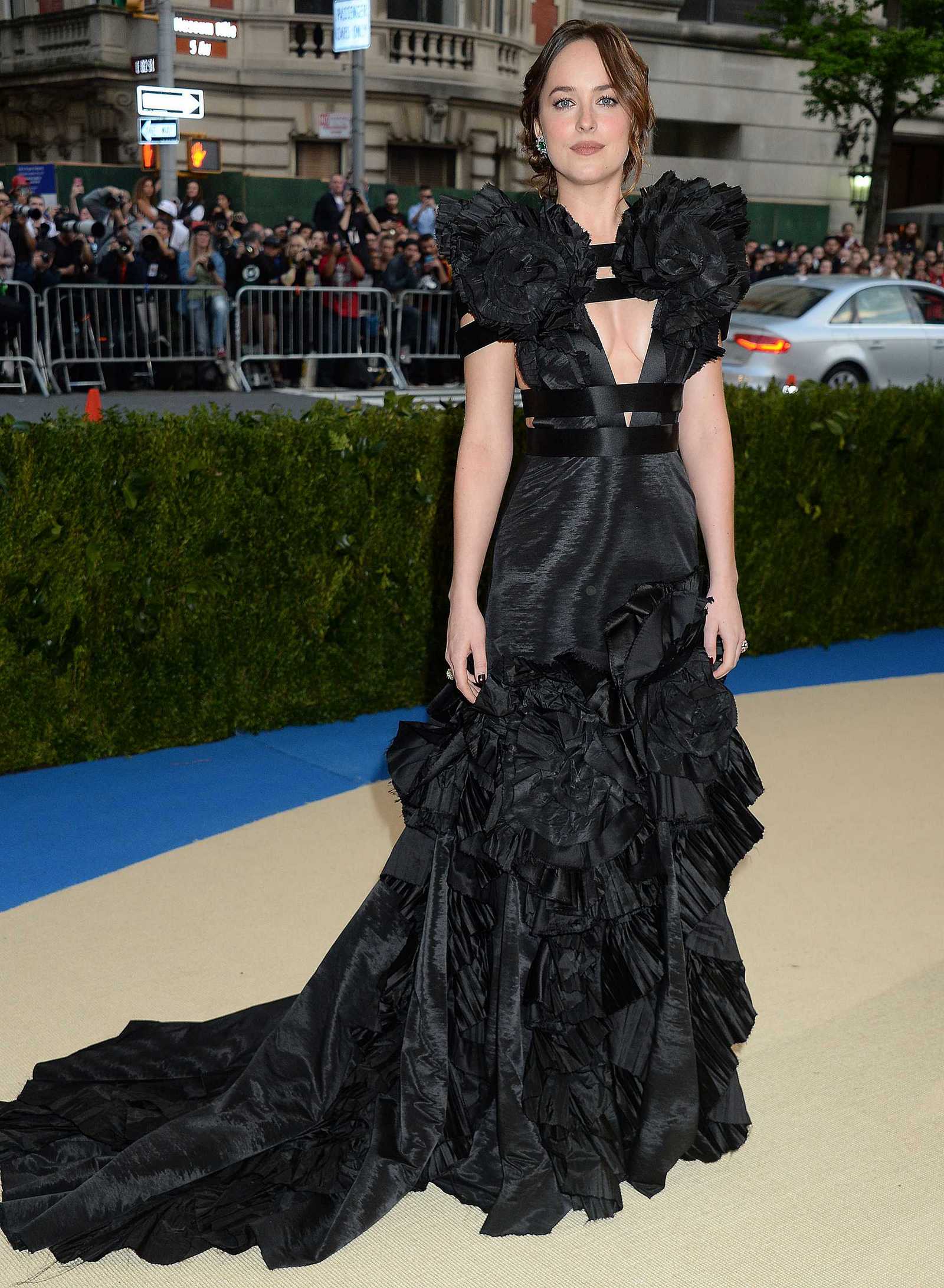Dakota_Johnson_-_2017_MET_Gala_at_The_Metropolitan_Museum_of_Art_-_May_1-21.jpg
