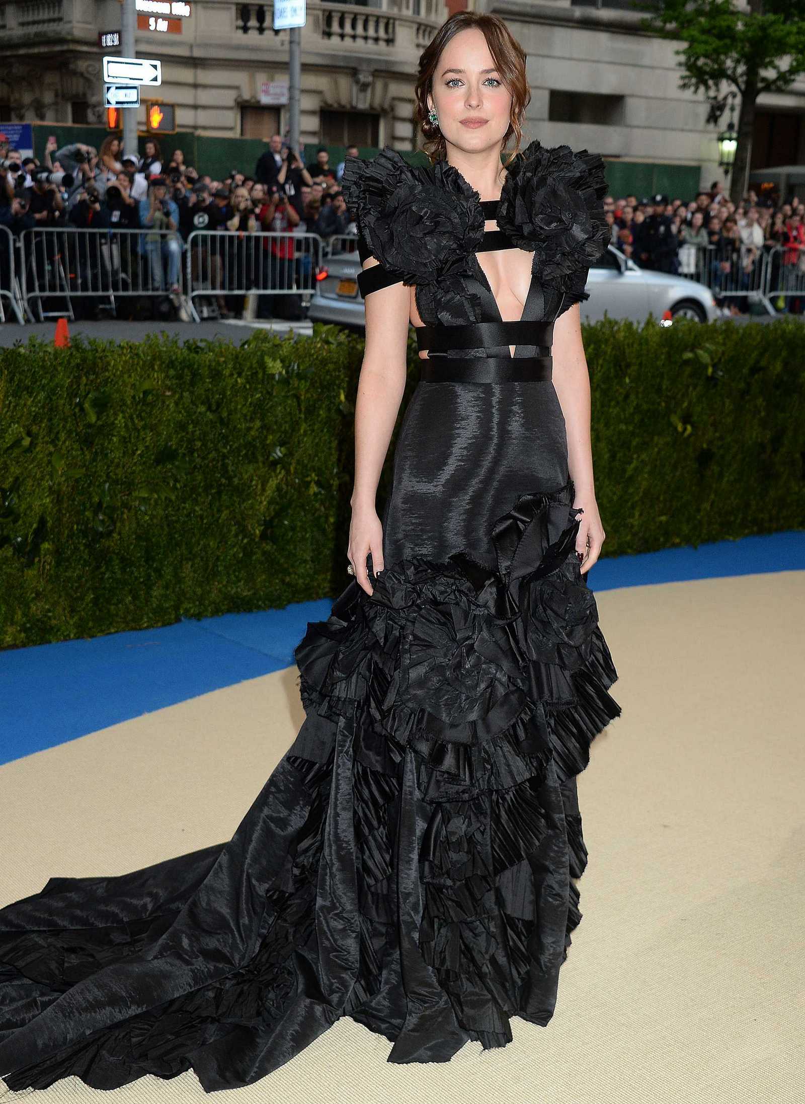 Dakota_Johnson_-_2017_MET_Gala_at_The_Metropolitan_Museum_of_Art_-_May_1-23.jpg Dakota_Johnson_-_2017_MET_Gala_at_The_Metropolitan_Museum_of_Art_-_May_1-23.jpg