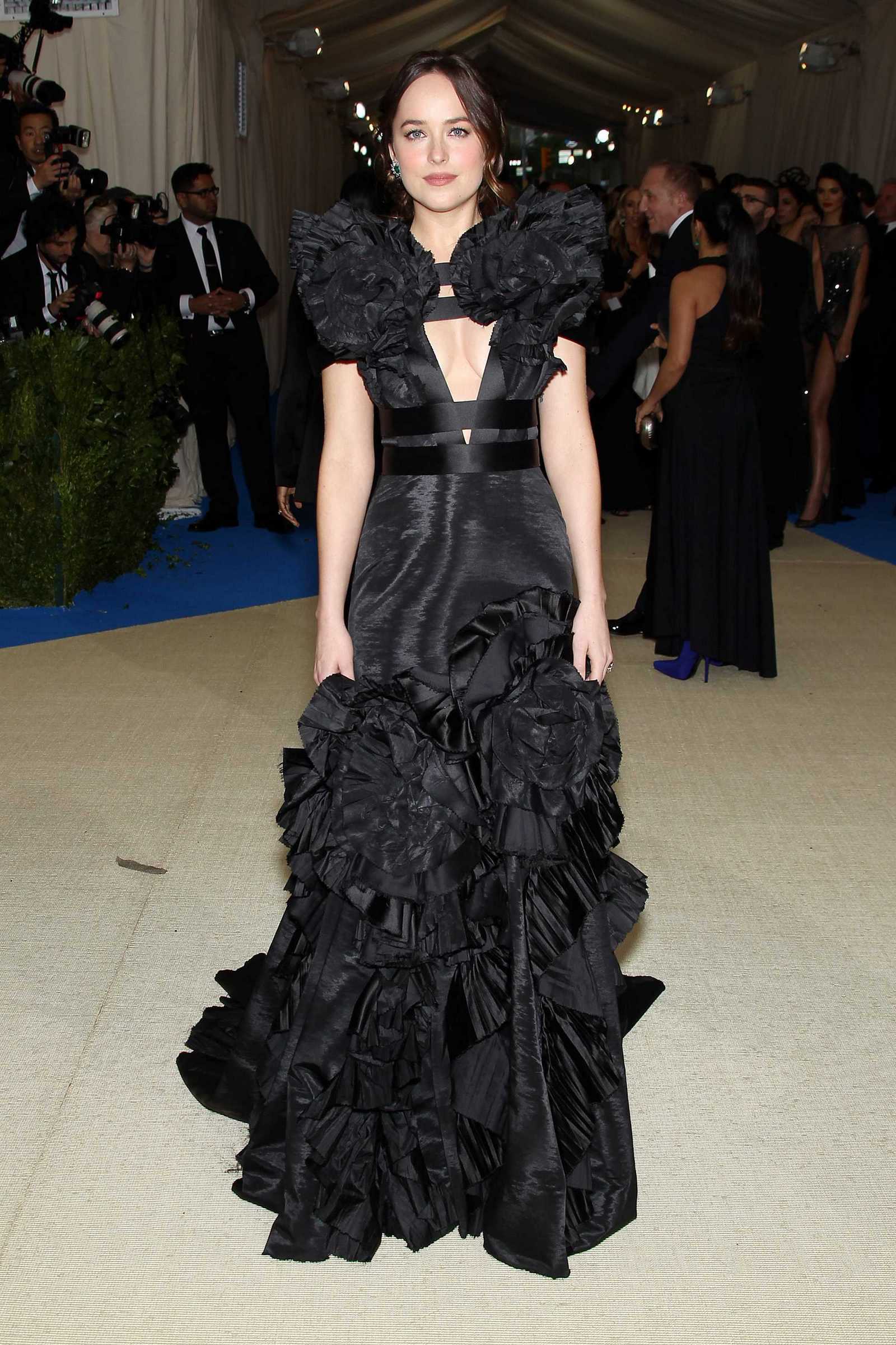 Dakota_Johnson_-_2017_MET_Gala_at_The_Metropolitan_Museum_of_Art_-_May_1-24.jpg