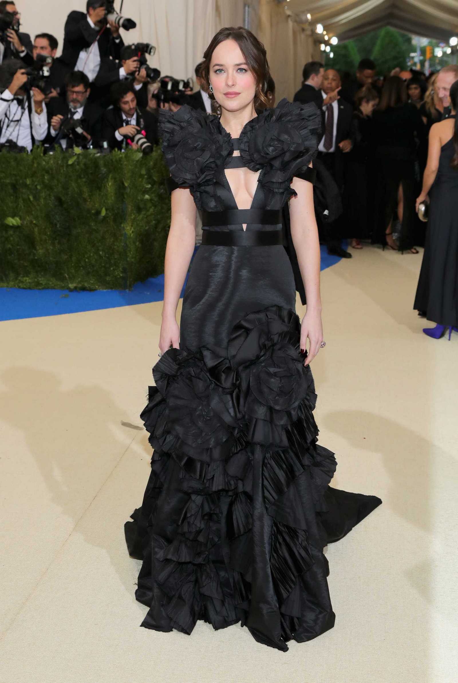 Dakota_Johnson_-_2017_MET_Gala_at_The_Metropolitan_Museum_of_Art_-_May_1-25.jpg Dakota_Johnson_-_2017_MET_Gala_at_The_Metropolitan_Museum_of_Art_-_May_1-25.jpg