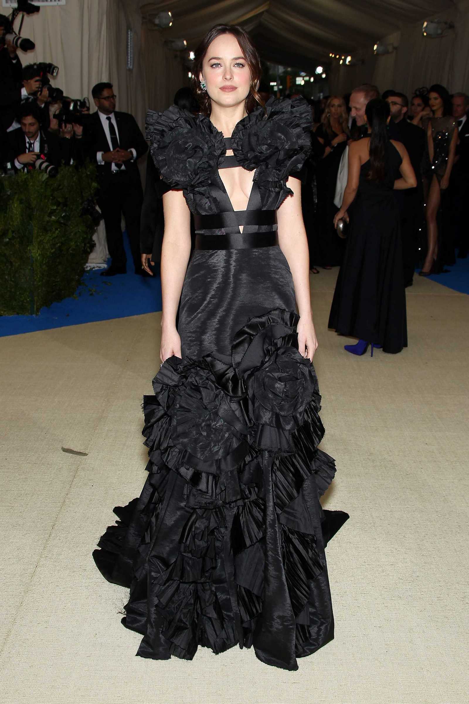 Dakota_Johnson_-_2017_MET_Gala_at_The_Metropolitan_Museum_of_Art_-_May_1-26.jpg