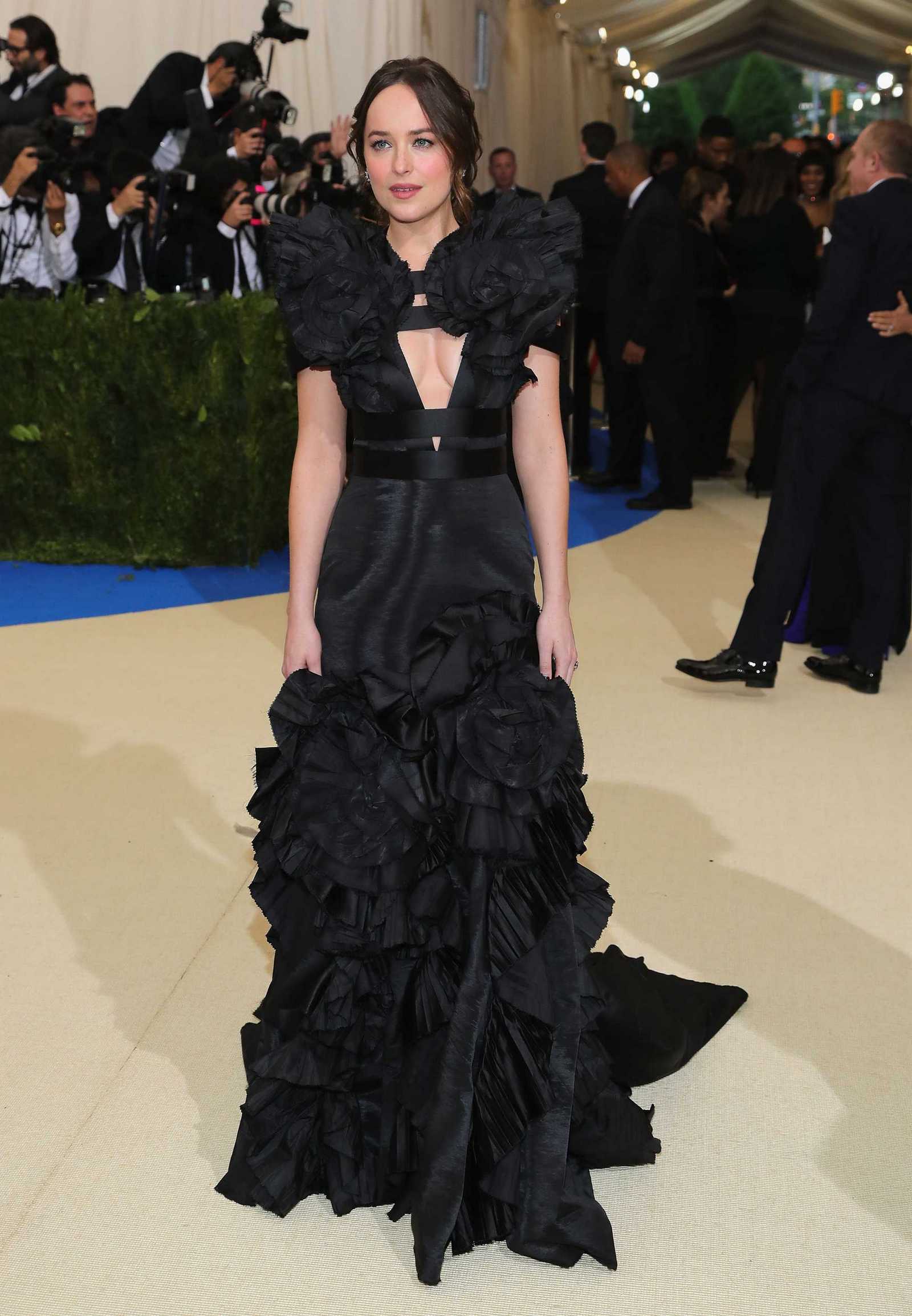 Dakota_Johnson_-_2017_MET_Gala_at_The_Metropolitan_Museum_of_Art_-_May_1-27.jpg Dakota_Johnson_-_2017_MET_Gala_at_The_Metropolitan_Museum_of_Art_-_May_1-27.jpg