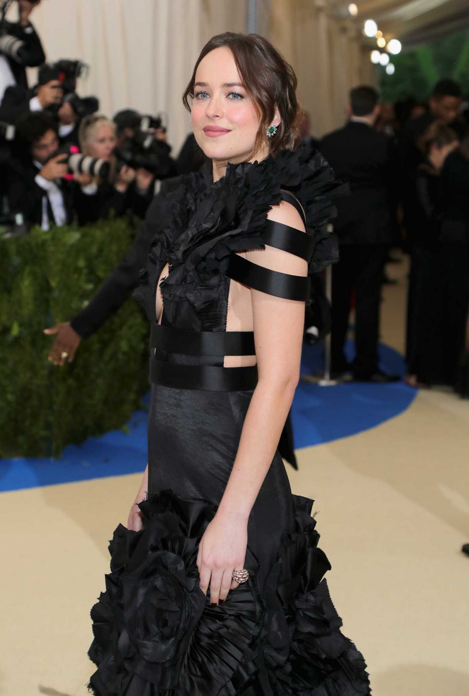 Dakota_Johnson_-_2017_MET_Gala_at_The_Metropolitan_Museum_of_Art_-_May_1-28.jpg