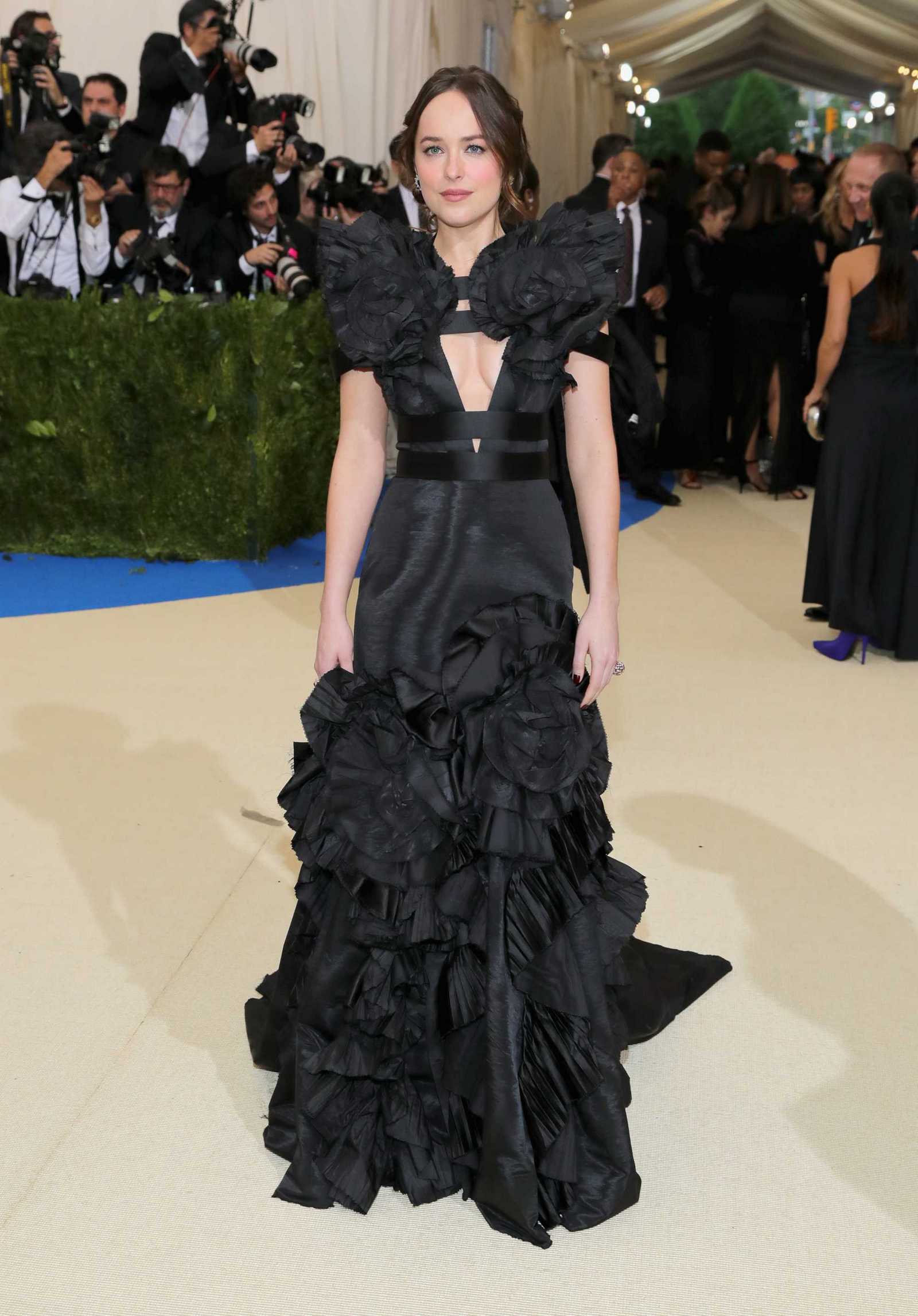 Dakota_Johnson_-_2017_MET_Gala_at_The_Metropolitan_Museum_of_Art_-_May_1-30.jpg