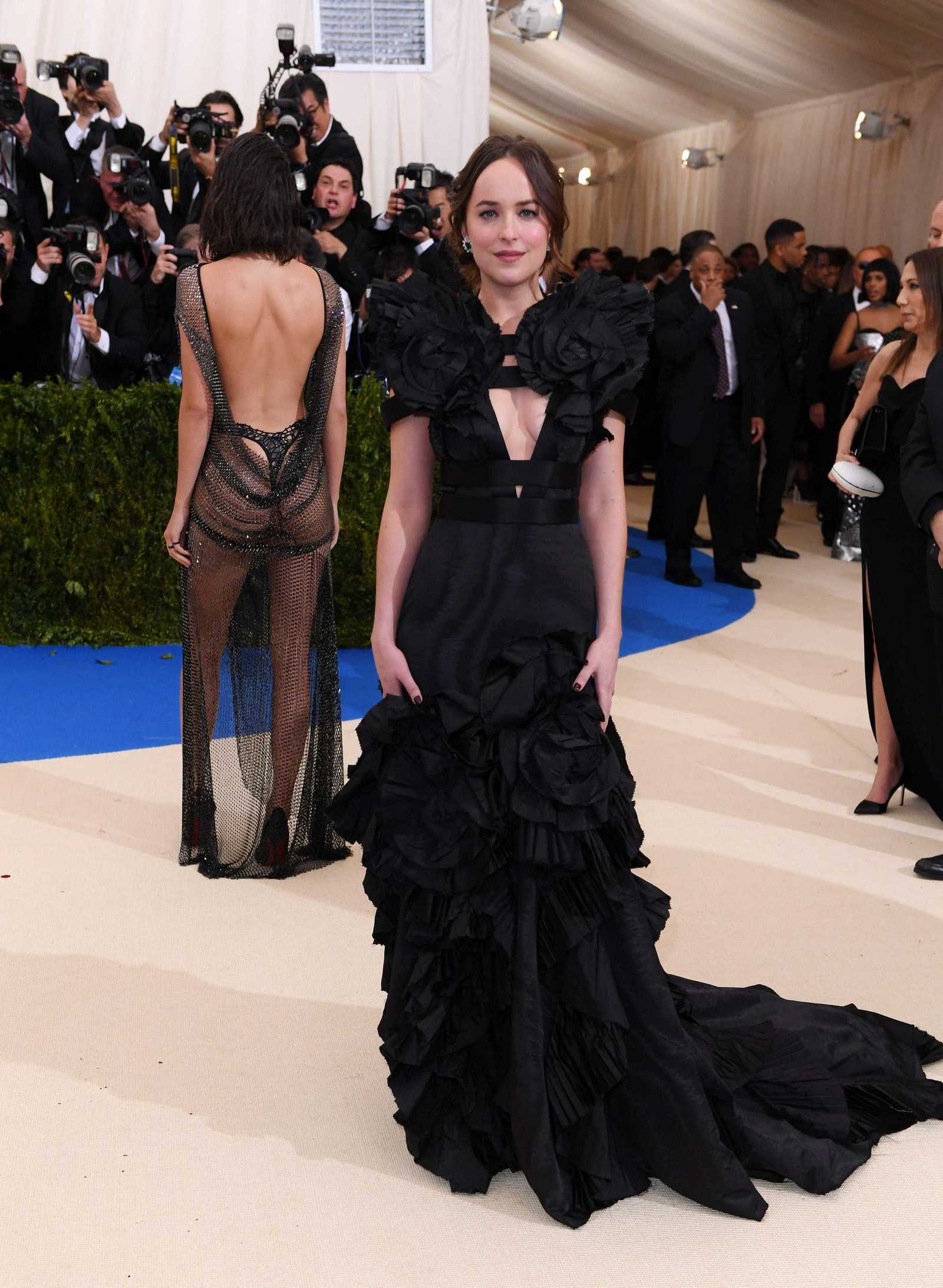 Dakota_Johnson_-_2017_MET_Gala_at_The_Metropolitan_Museum_of_Art_on_May_1-01.jpg