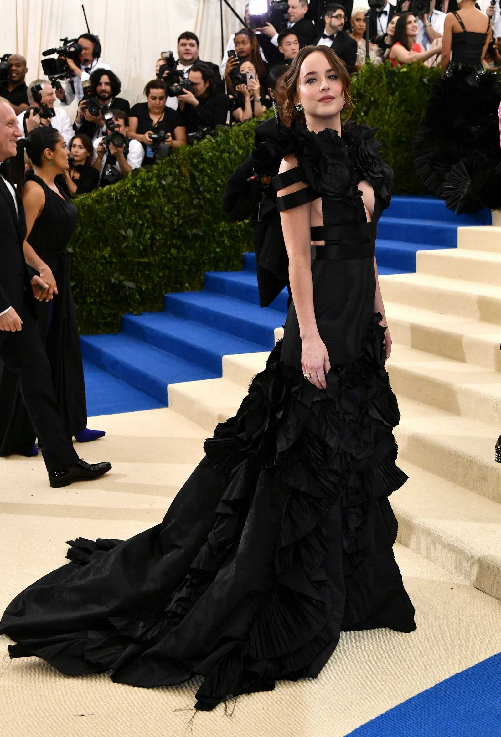 Dakota_Johnson_-_2017_MET_Gala_at_The_Metropolitan_Museum_of_Art_on_May_1-03.jpg