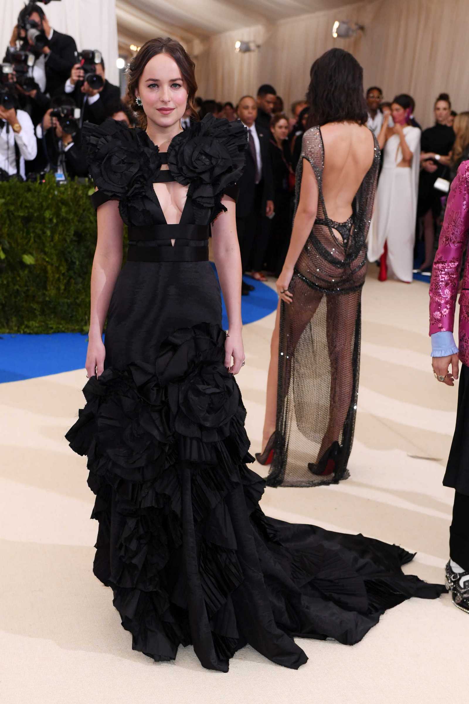 Dakota_Johnson_-_2017_MET_Gala_at_The_Metropolitan_Museum_of_Art_on_May_1-04.jpg