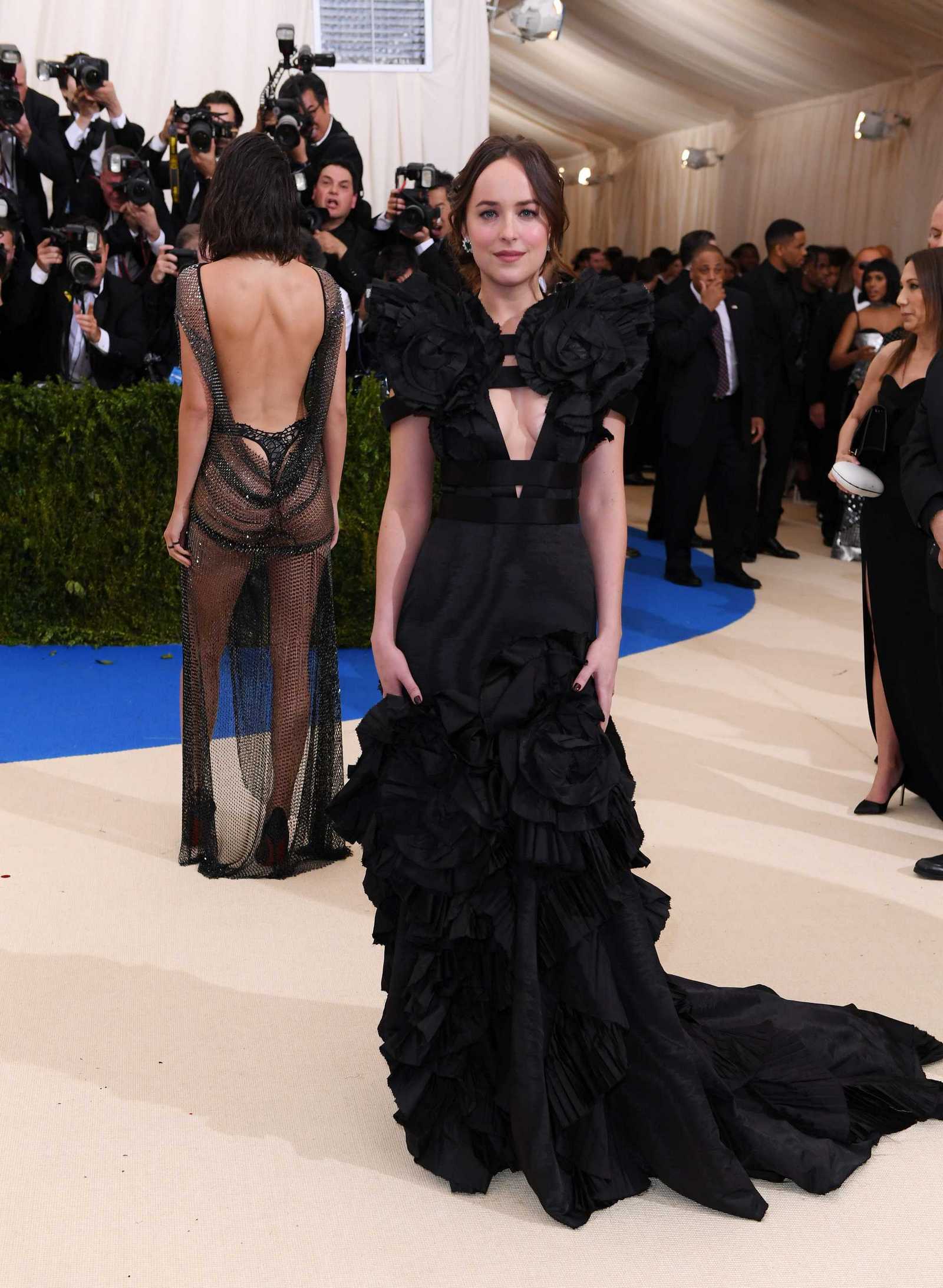 Dakota_Johnson_-_2017_MET_Gala_at_The_Metropolitan_Museum_of_Art_on_May_1-05.jpg