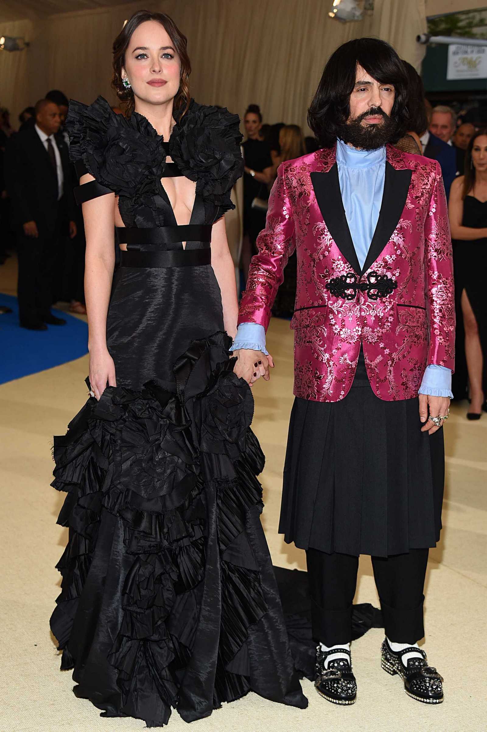 Dakota_Johnson_-_2017_MET_Gala_at_The_Metropolitan_Museum_of_Art_on_May_1-07.jpg Dakota_Johnson_-_2017_MET_Gala_at_The_Metropolitan_Museum_of_Art_on_May_1-07.jpg