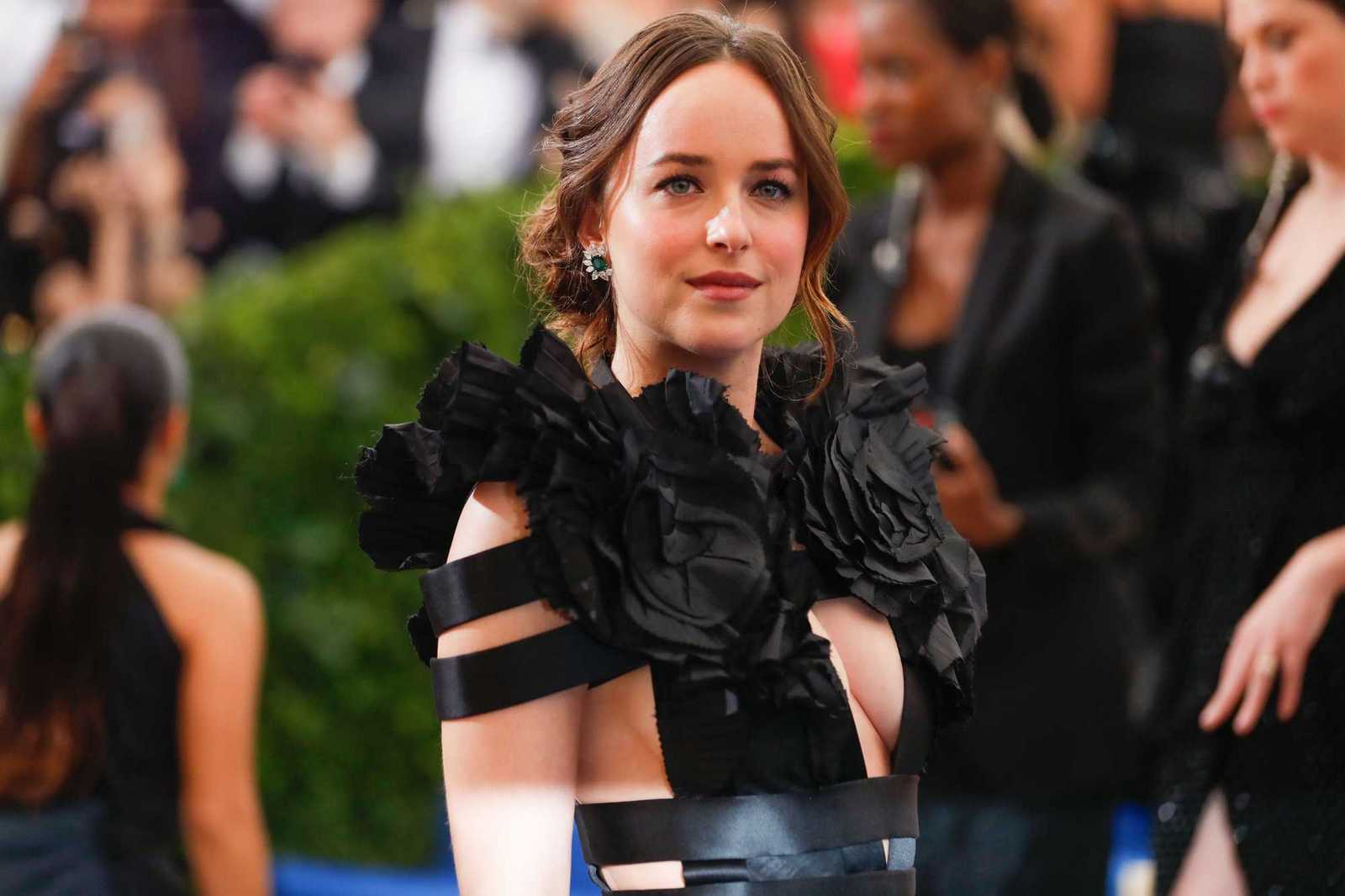 Dakota_Johnson_-_2017_MET_Gala_at_The_Metropolitan_Museum_of_Art_on_May_1-08.jpg