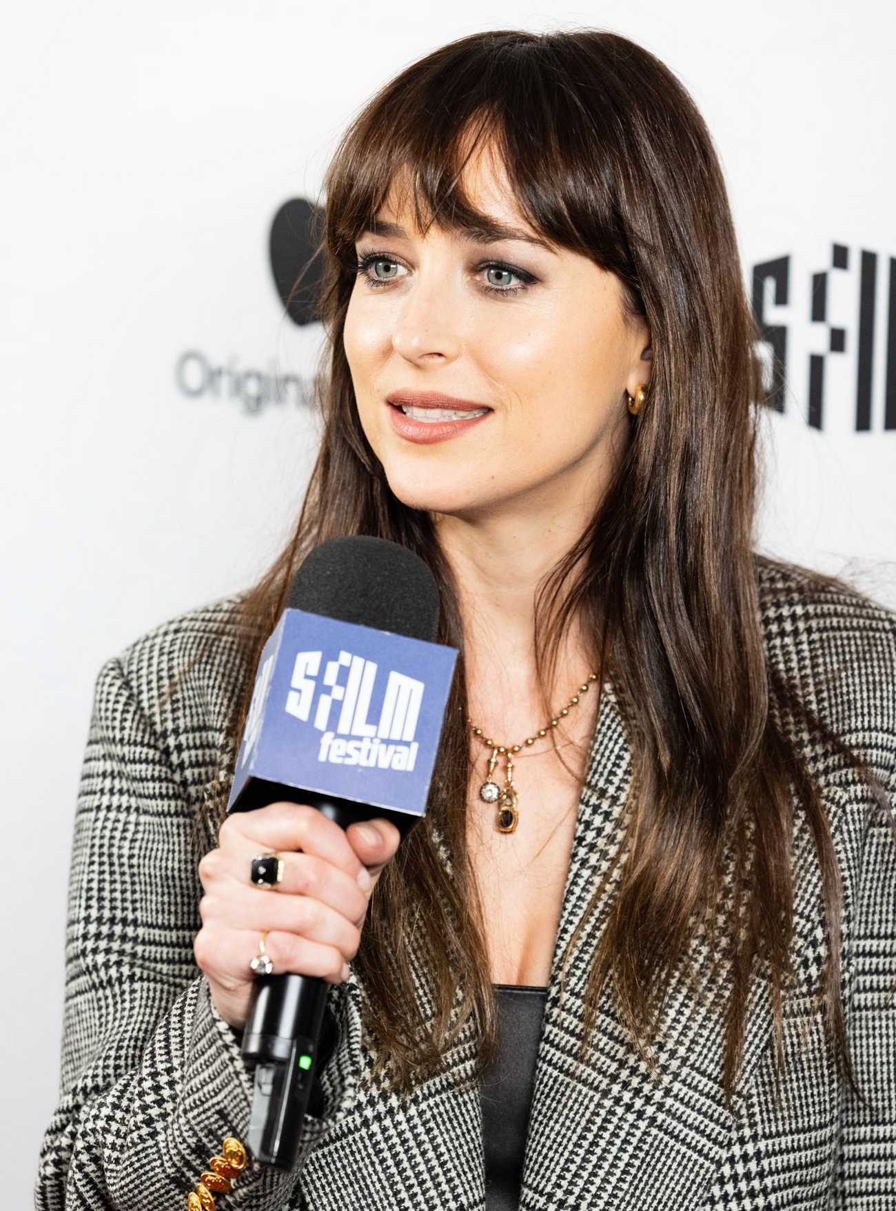 Dakota_Johnson_-_2022_San_Francisco_Film_Festival_-__Cha_Cha_Real_Smooth__Premiere_0430202242.jpg